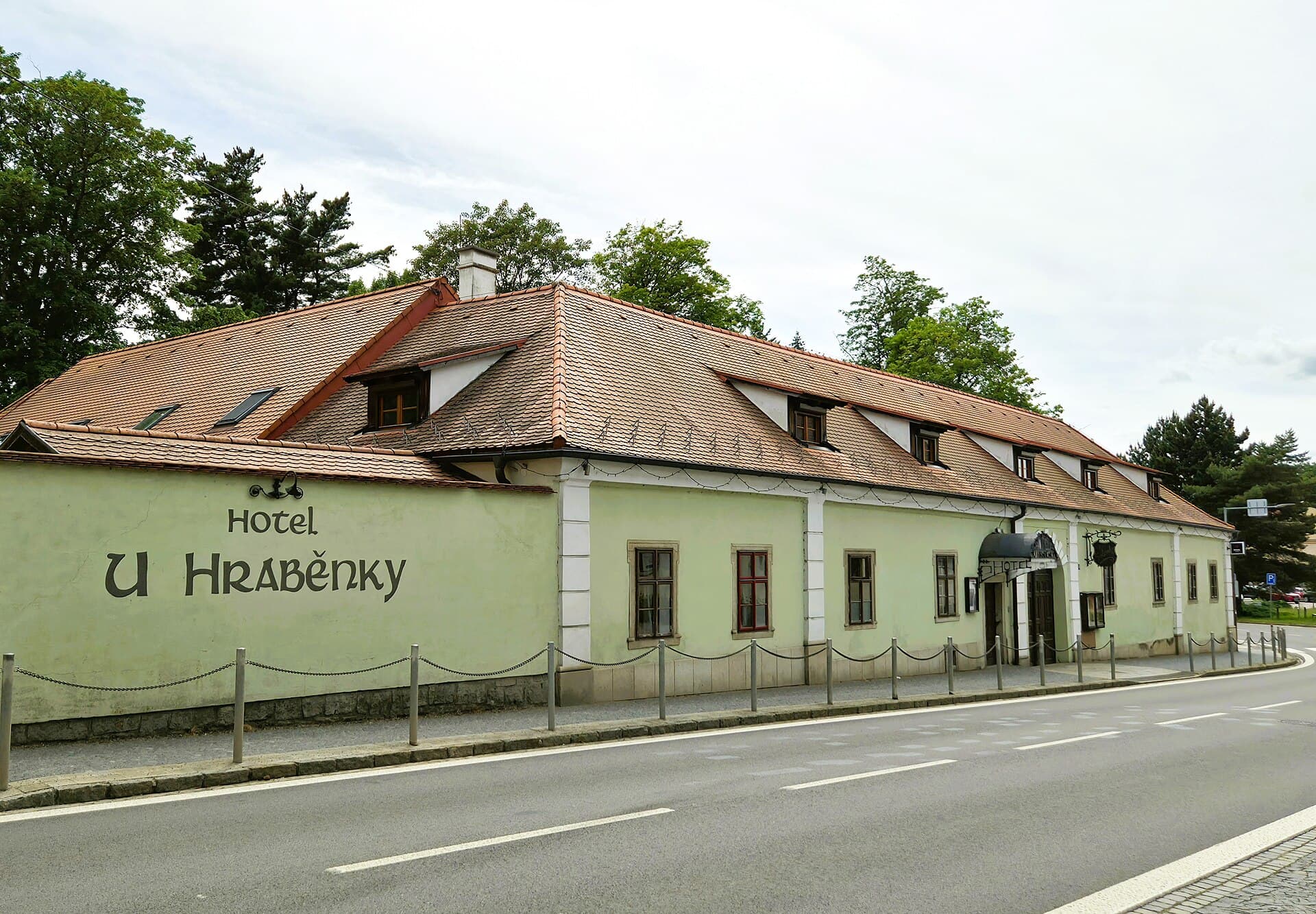Hotel u hraběnky (via Wikimedia Commons, CC BY-SA 4.0)