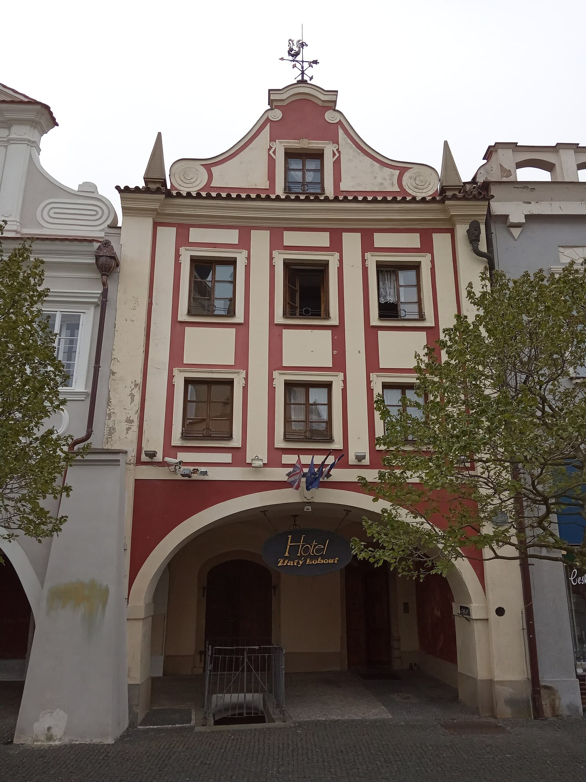 Hotel Zlatý Kohout (via Wikimedia Commons, CC BY-SA 3.0)