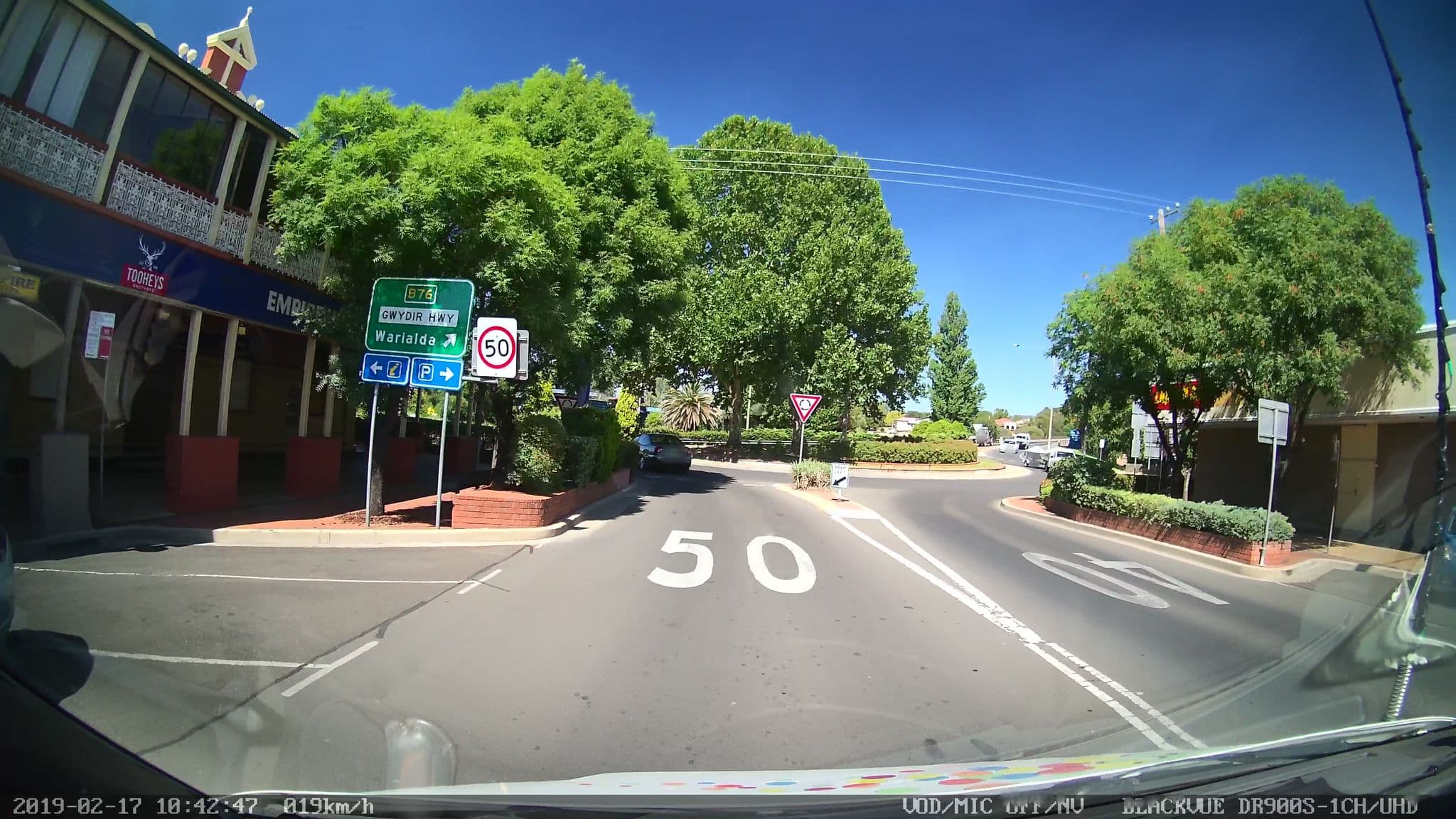 Street view near Empire Hotel, Inverell — © bob3bob3 (CC BY-SA · Mapillary)