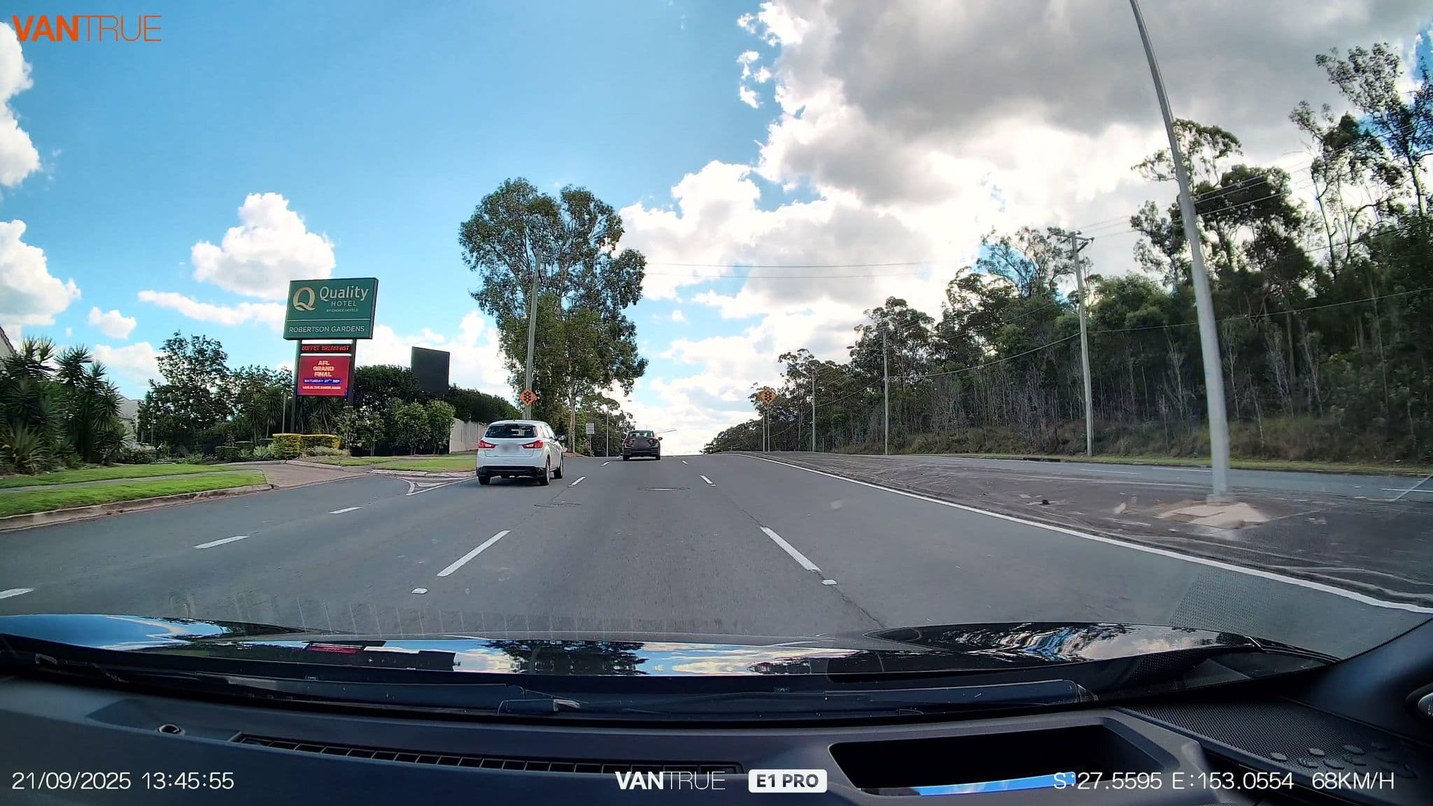 Street view near Quality Inn, Robertson — © davidar (CC BY-SA · Mapillary)