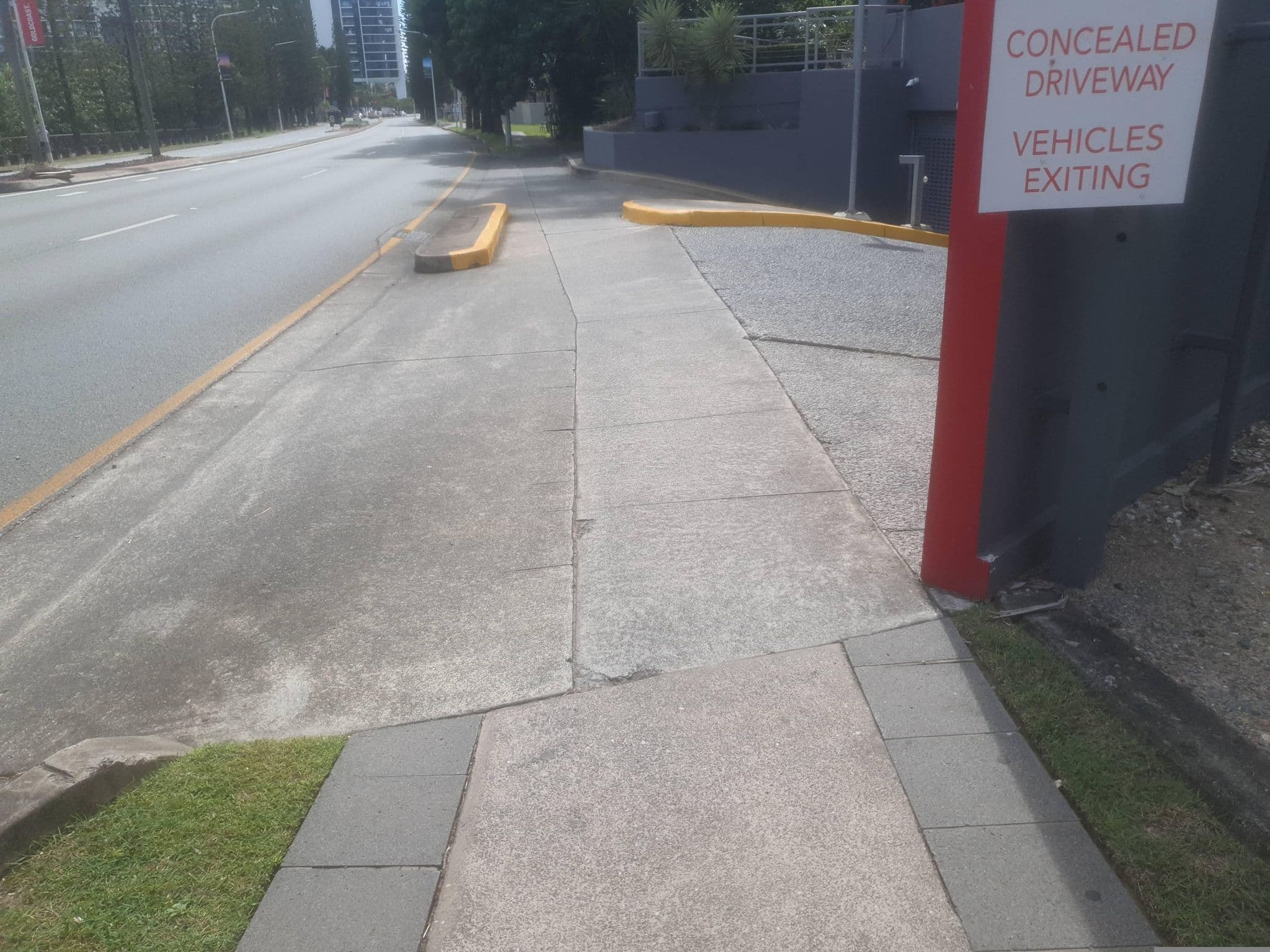 Street view near Roamfree.Com, Surfers Paradise — © Denisewi (CC BY-SA · Mapillary)