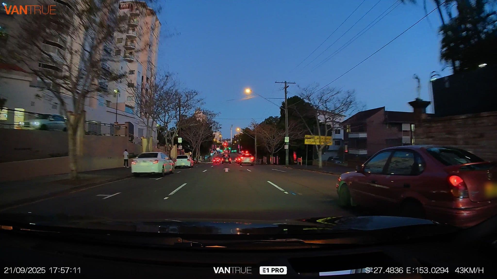 Street view near Central Hillcrest Apartments, Woolloongabba — © davidar (CC BY-SA · Mapillary)