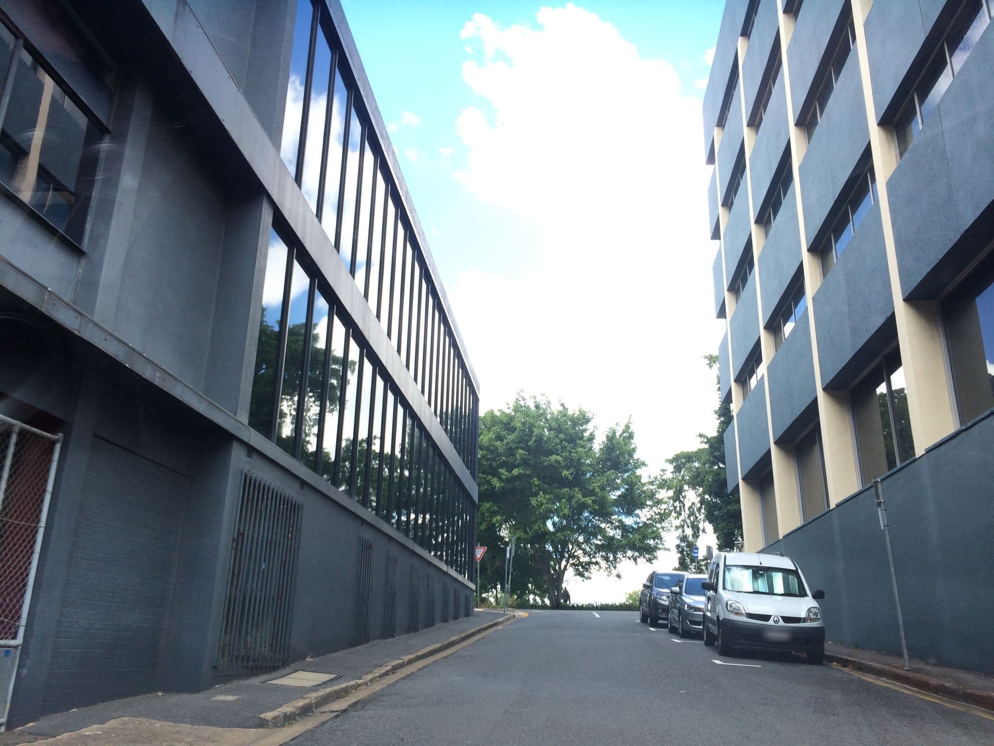 Street view near South Bank Heritage Motel, Spring Hill — © hoylen (CC BY-SA · Mapillary)