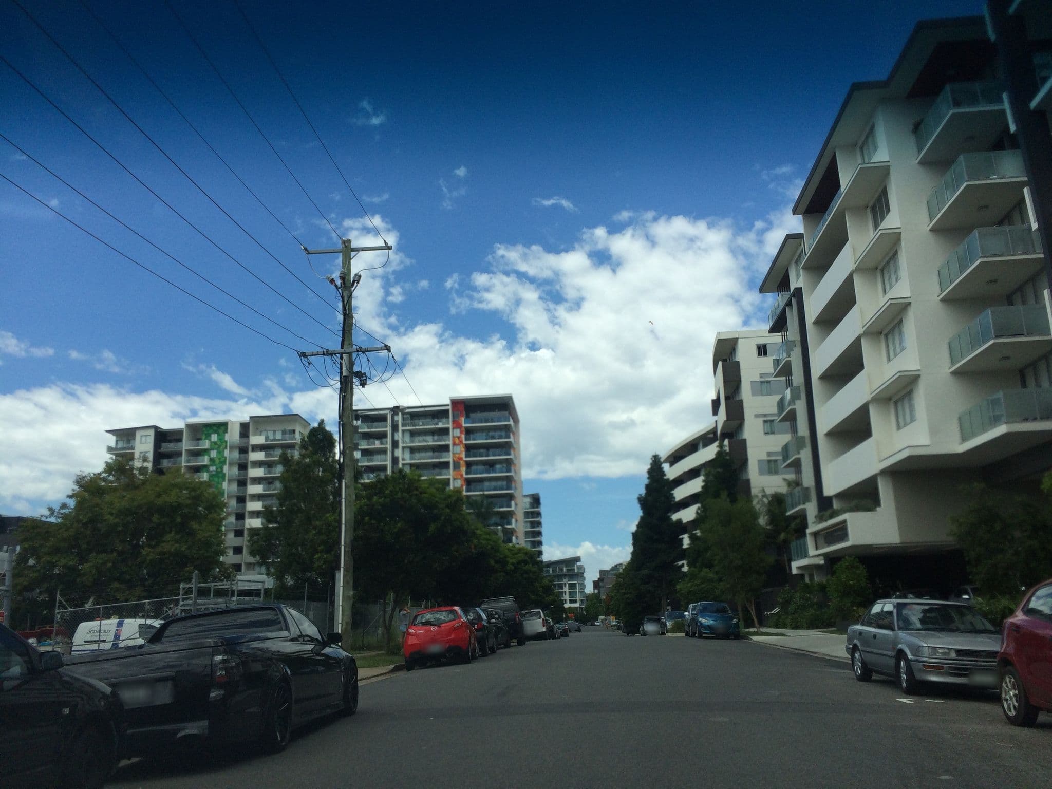 Street view near SOKO Waterfront West End, West End — © hoylen (CC BY-SA · Mapillary)