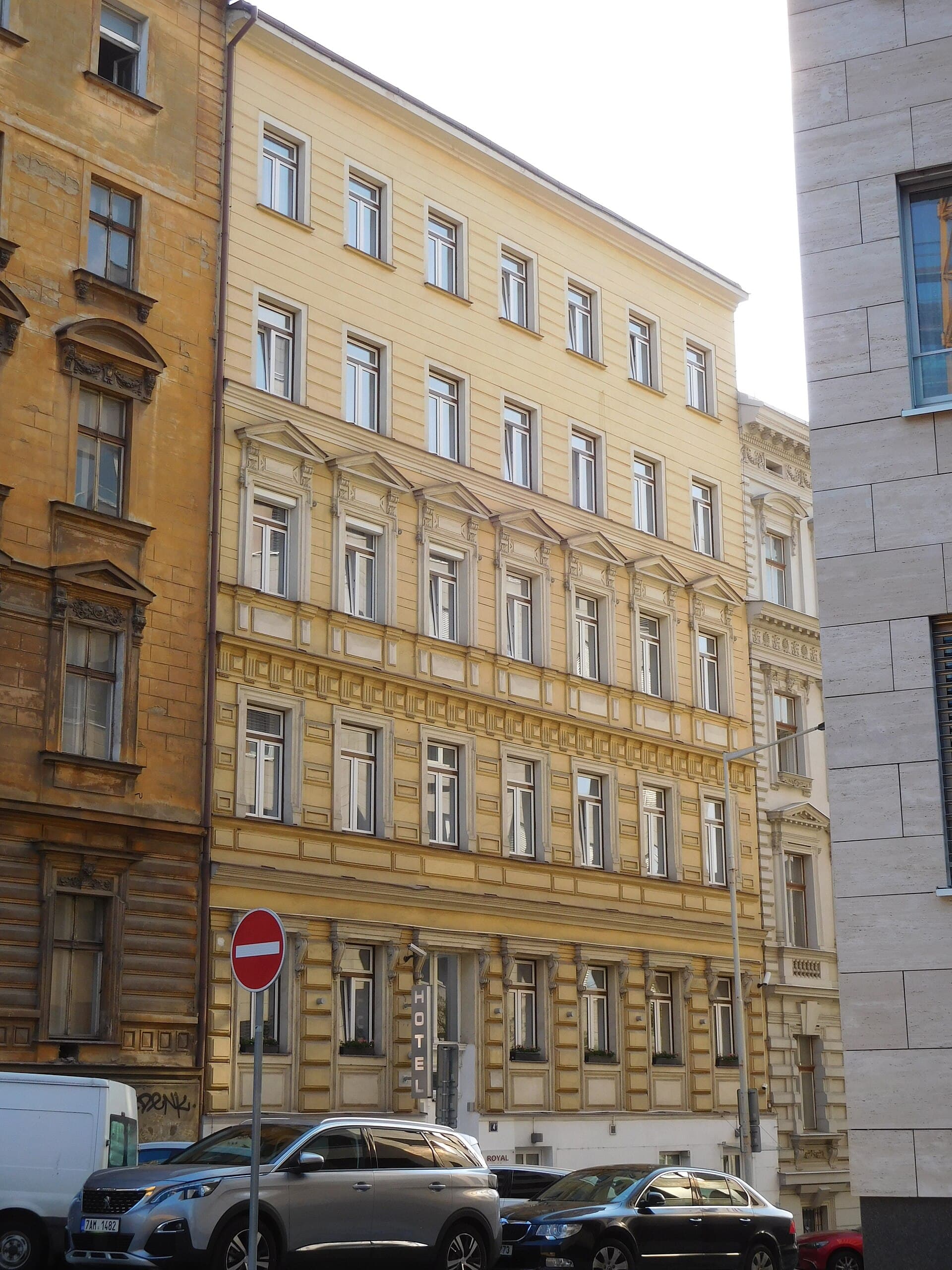 Royal plaza (via Wikimedia Commons, CC BY-SA 3.0)