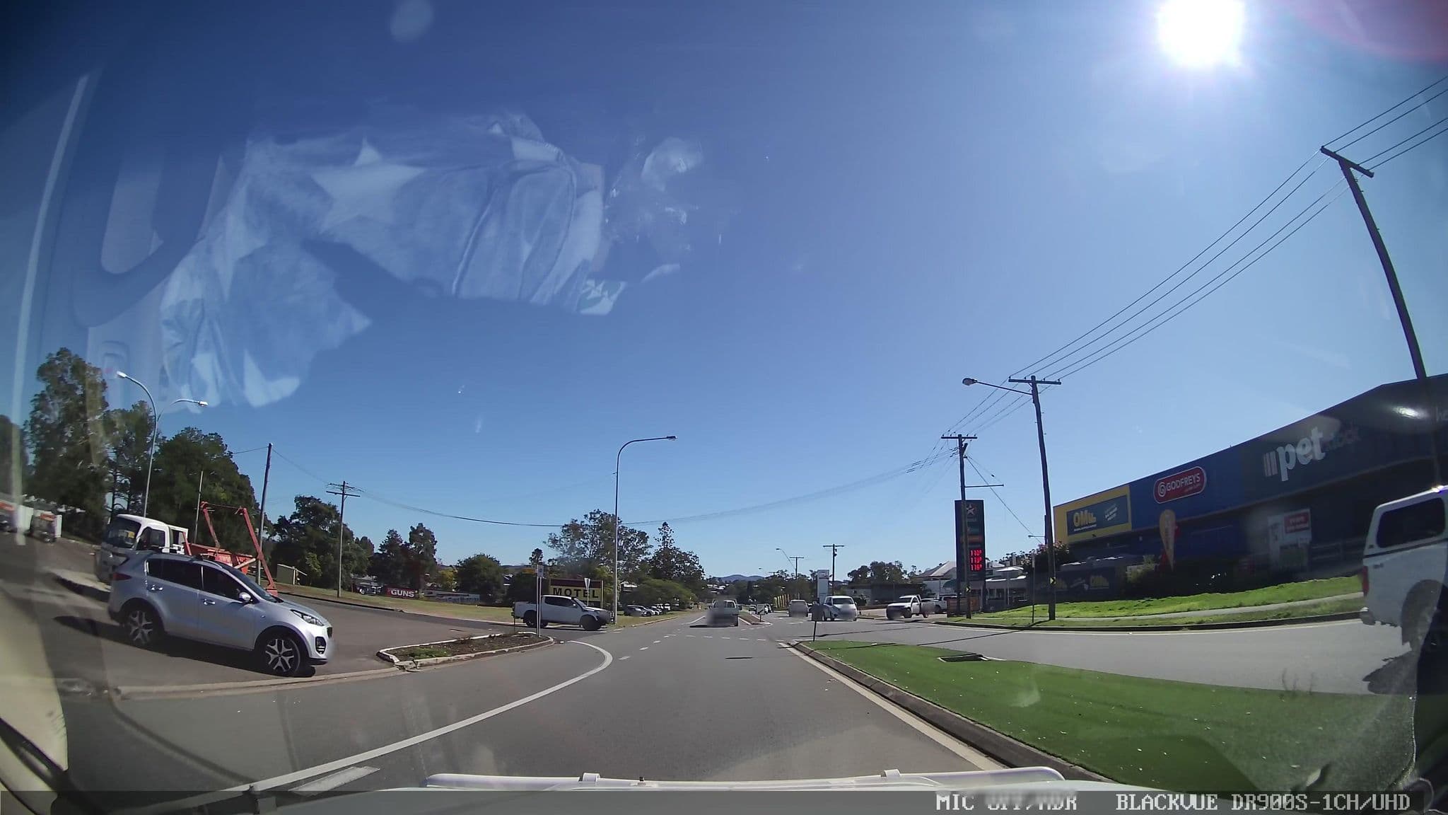 Street view near Golden Gate Motel, Monkland — © jthnz (CC BY-SA · Mapillary)