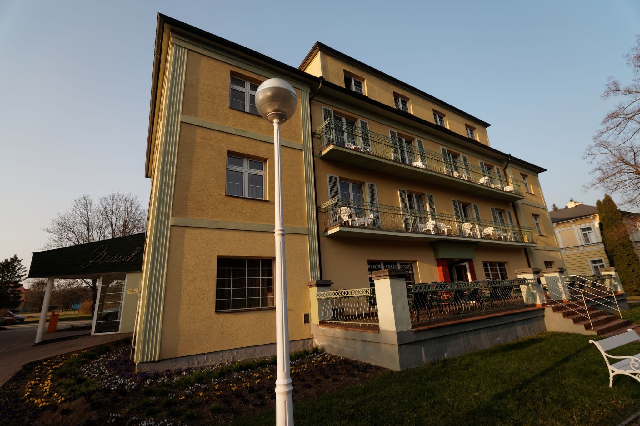 Street view near Lázeňský hotel Jirásek, Černošín — © txllxt (CC BY-SA · Mapillary)