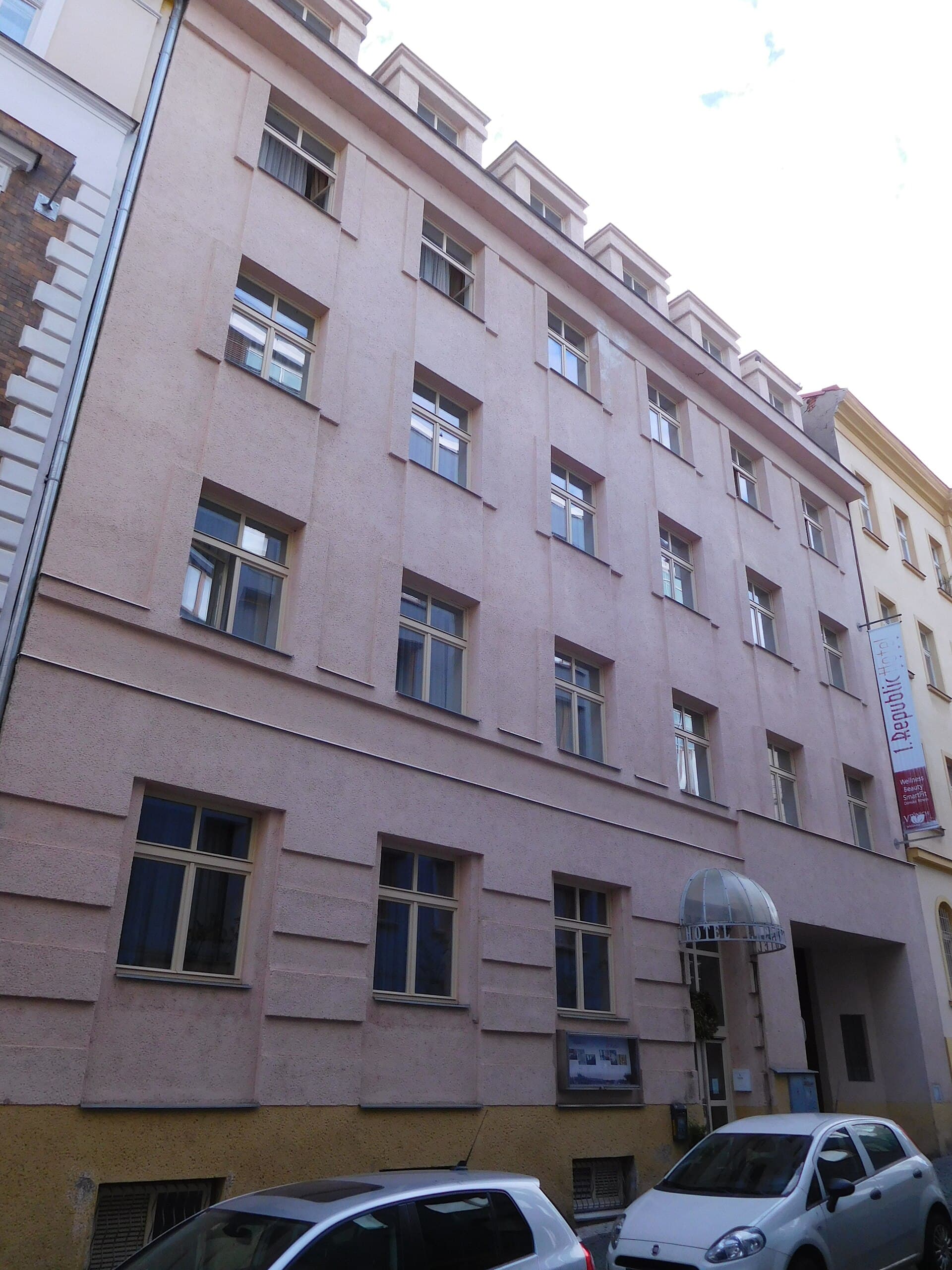 1. Republic Hotel (via Wikimedia Commons, CC BY-SA 4.0)