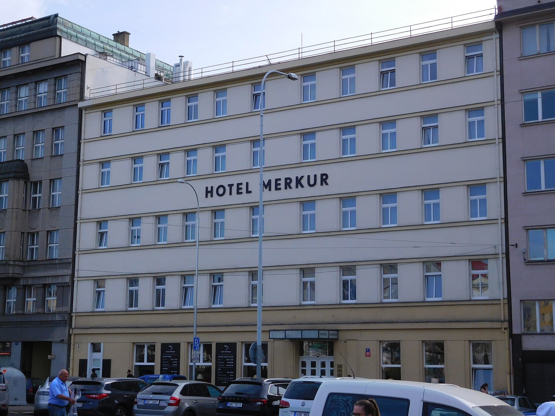 Hotel Merkur (via Wikimedia Commons, CC BY-SA 4.0)