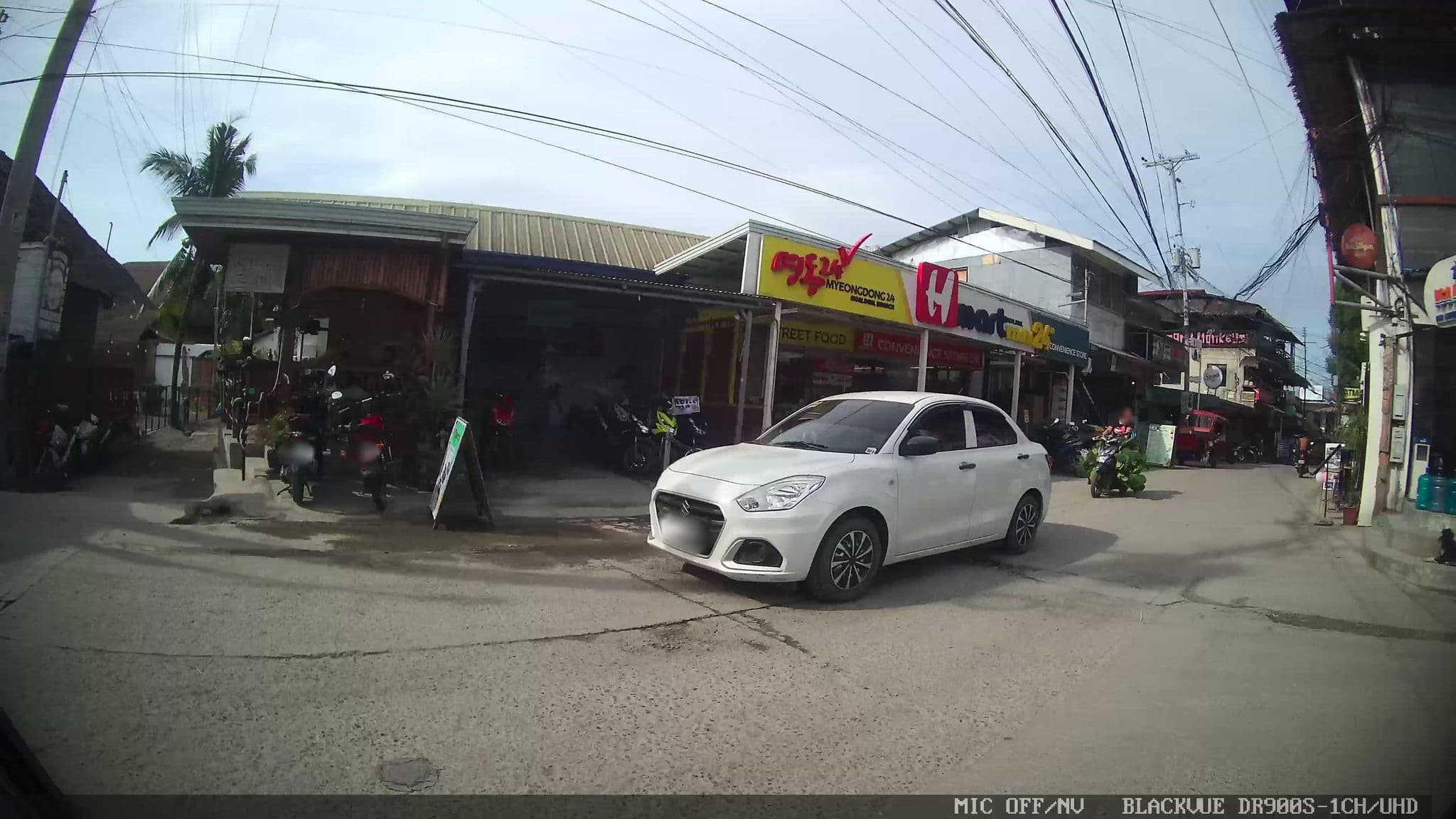 Street view near Smooth Cafe Hostel, Basdiot — © Kaart---LEFT (CC BY-SA · Mapillary)