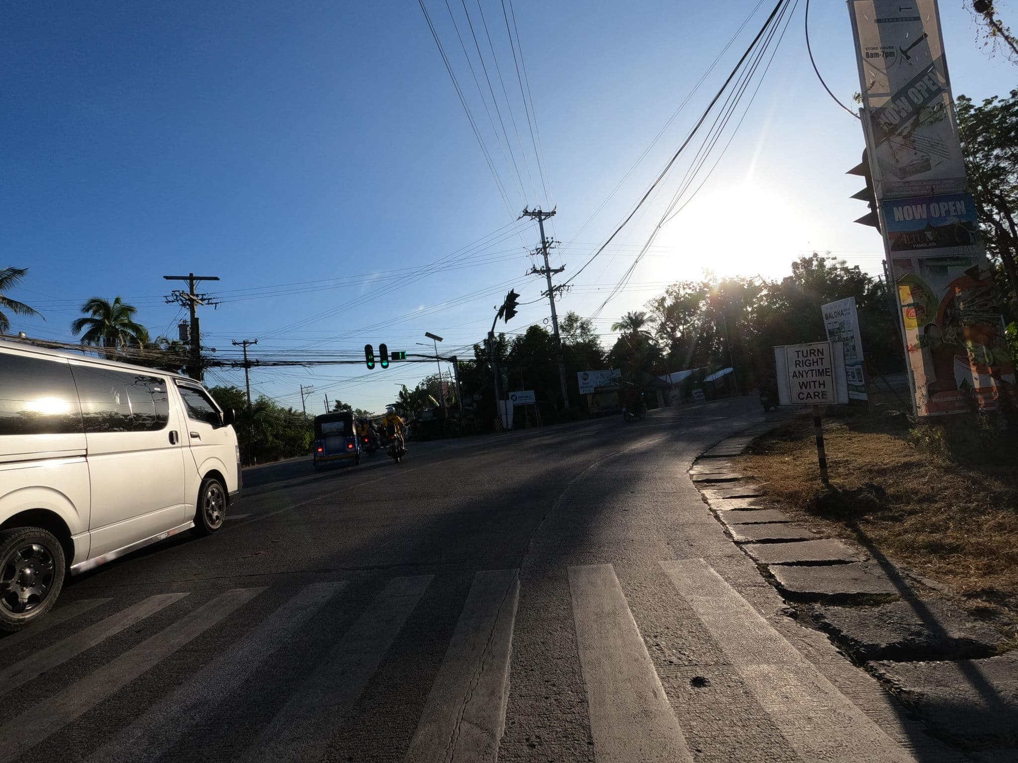 Street view near Eco Hotel Alona, Tawala — © GOwin (CC BY-SA · Mapillary)