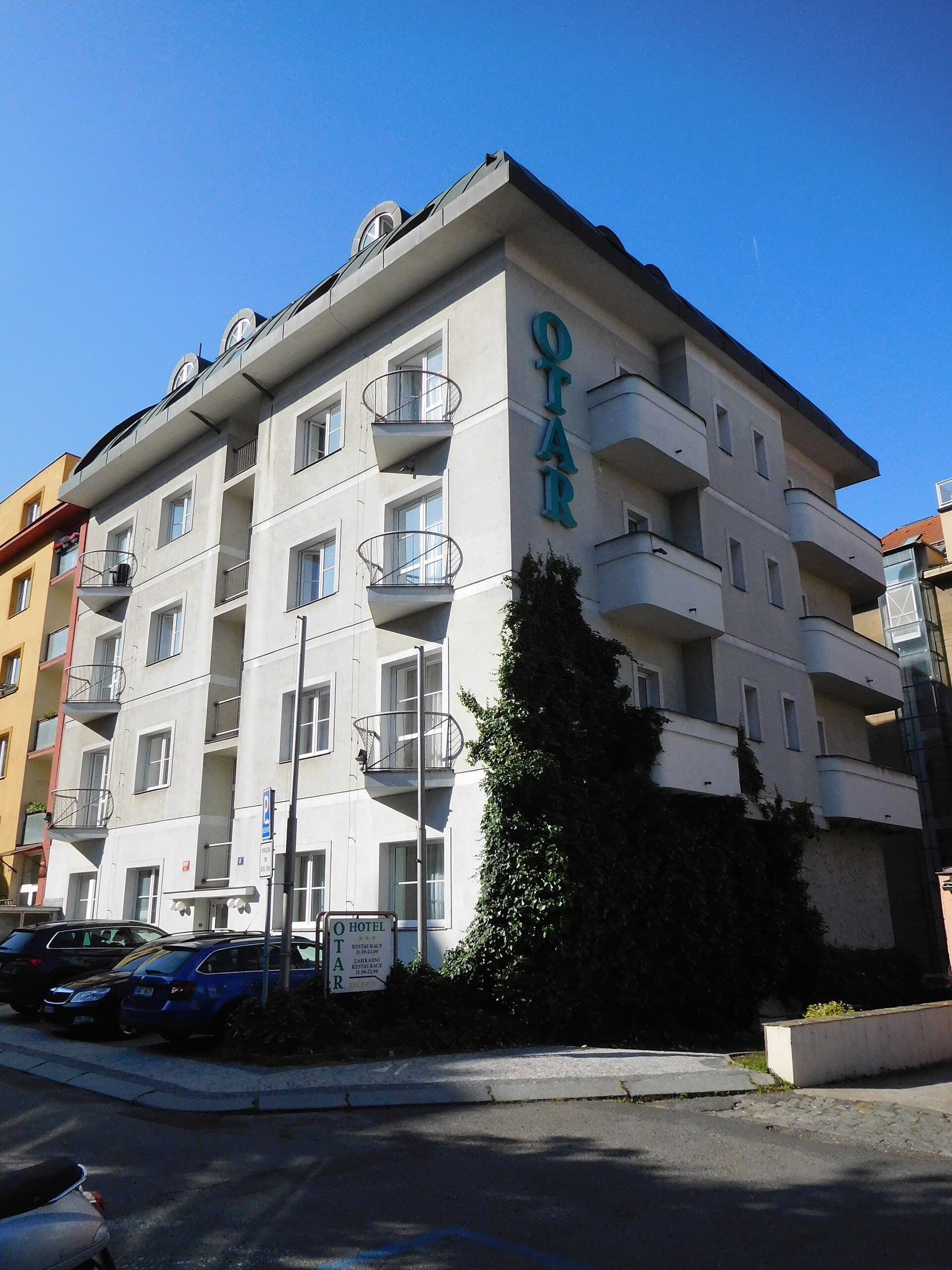 Hotel Otar (via Wikimedia Commons, CC BY-SA 3.0)