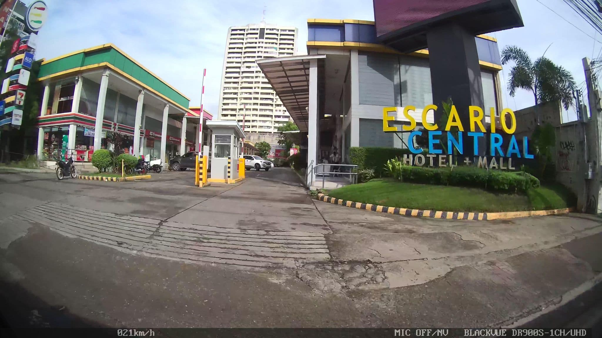 Street view near Terre d' Or (soon to open), Cebu City — © Kaart---RIGHT (CC BY-SA · Mapillary)
