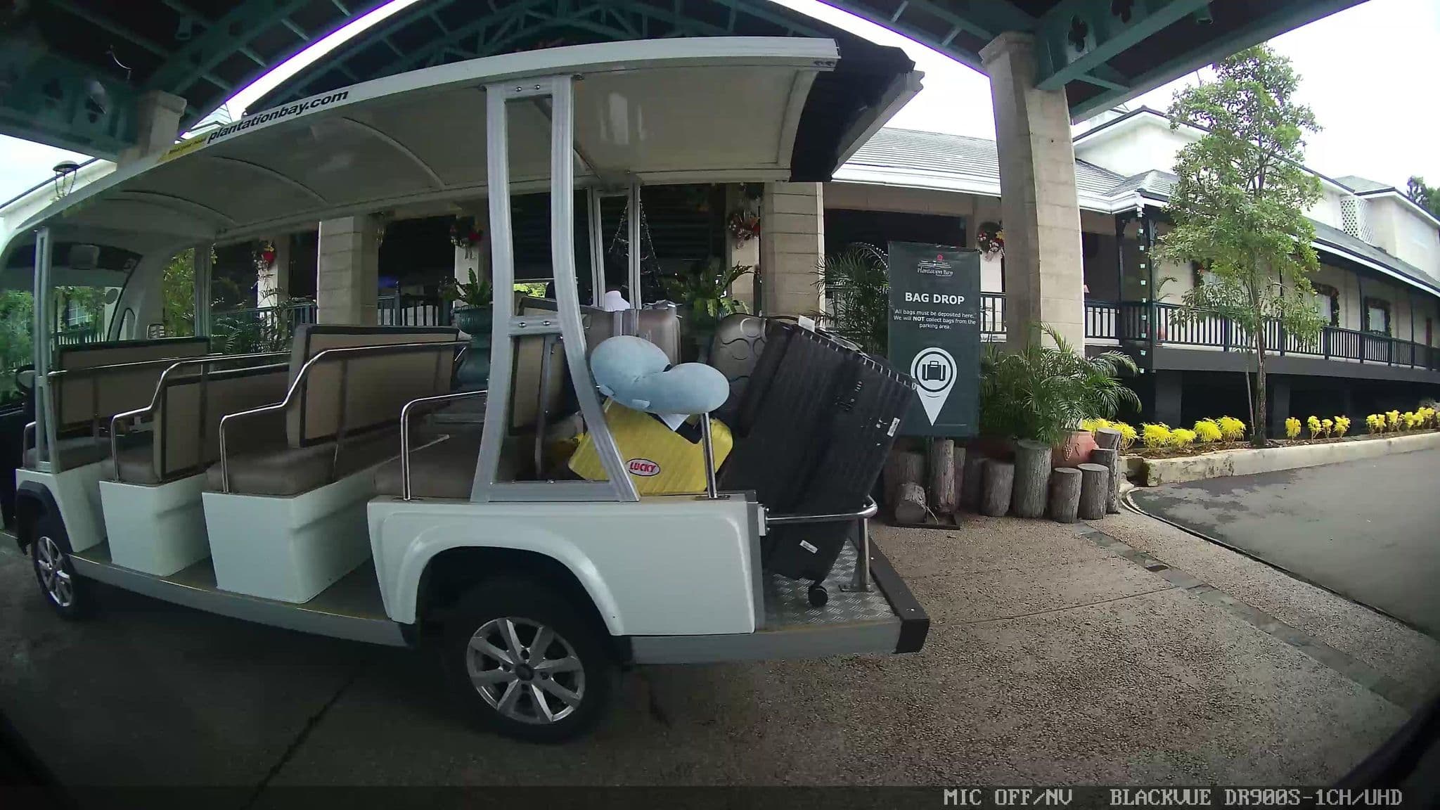 Street view near Plantation Bay Resort and Spa, Cordova — © Kaart---RIGHT (CC BY-SA · Mapillary)