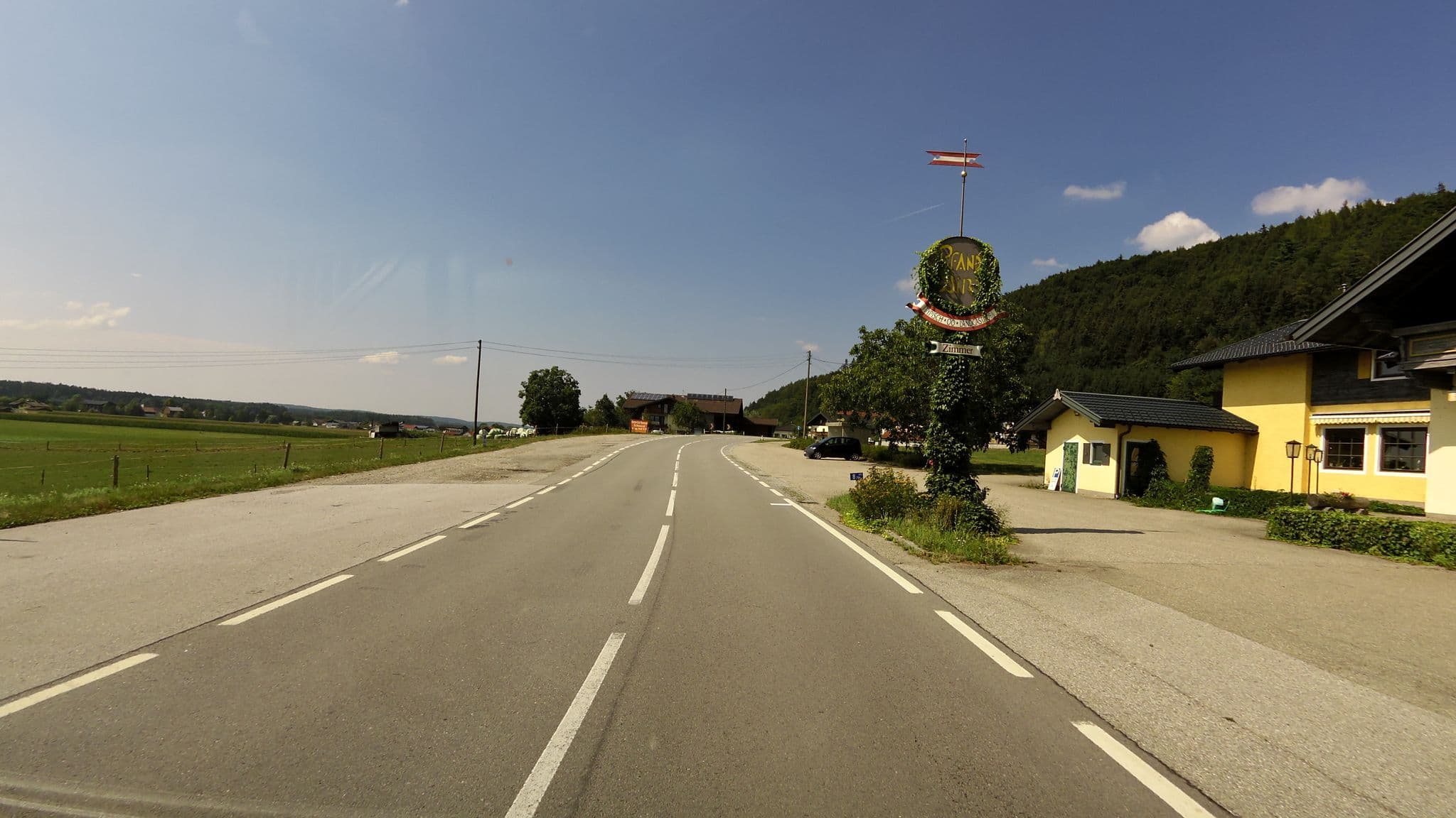Street view near Hotel Pfandlwirt, Munderfing — © czmrtn (CC BY-SA · Mapillary)