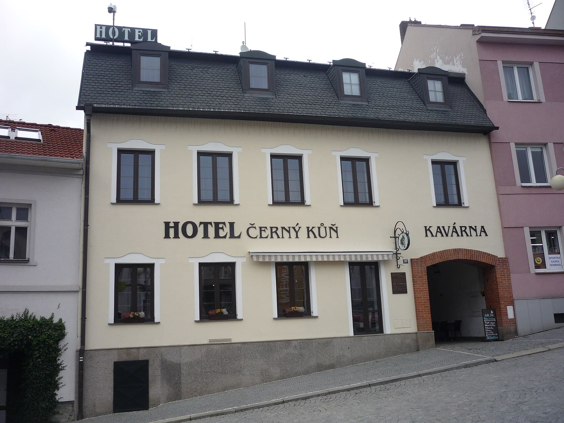 Hotel Černý kůň (via Wikimedia Commons, CC BY-SA 4.0)