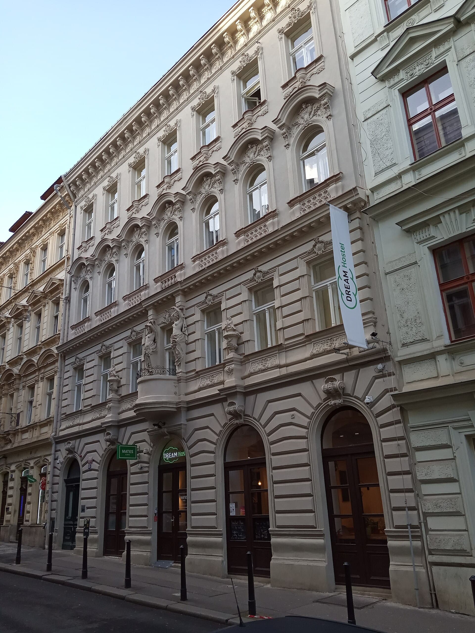 Dream Hostel Prague (via Wikimedia Commons, CC BY-SA 3.0)