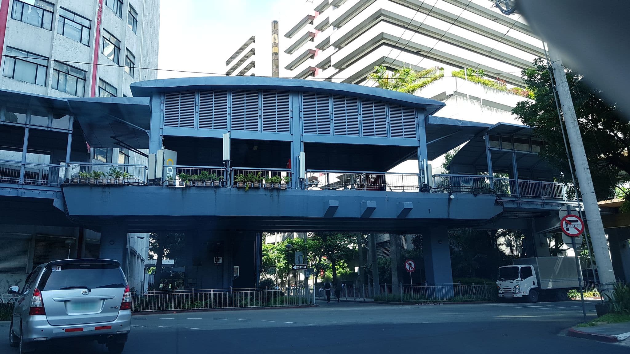 Street view near BSA Tower, Bel Air — © mhayd (CC BY-SA · Mapillary)