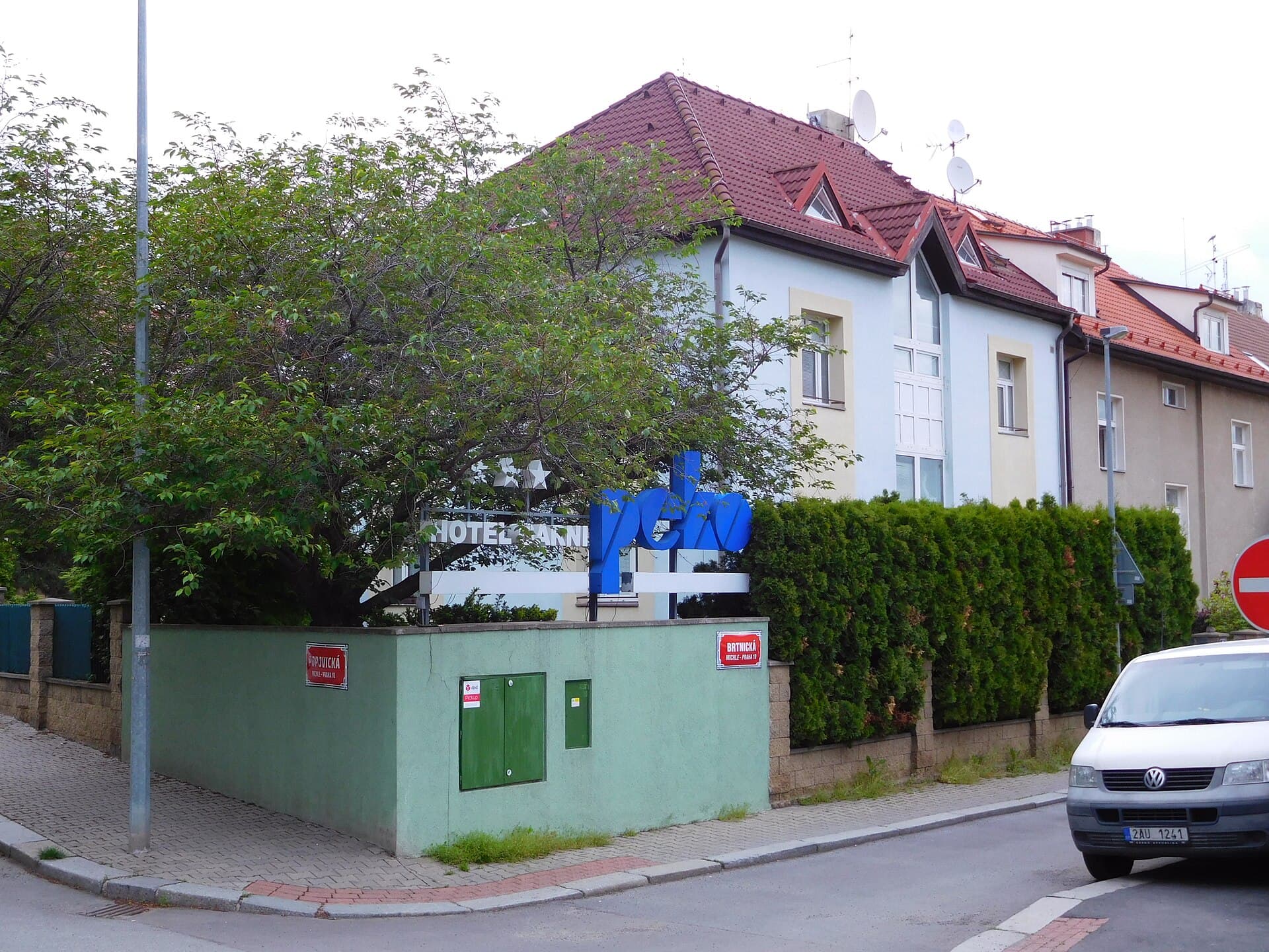Hotel Peko (via Wikimedia Commons, CC BY-SA 3.0)