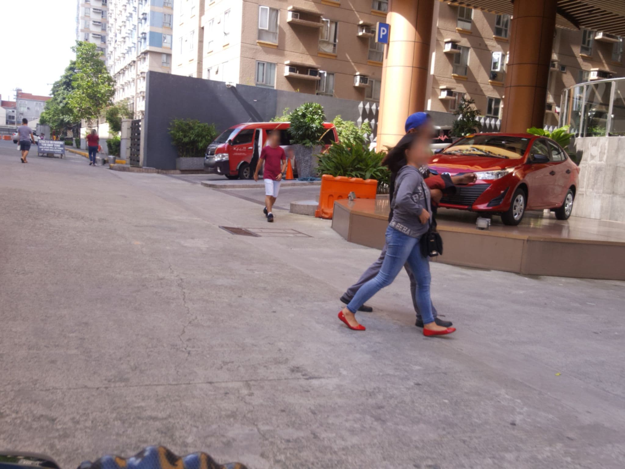 Street view near Copa De Manila, Manila — © noie (CC BY-SA · Mapillary)