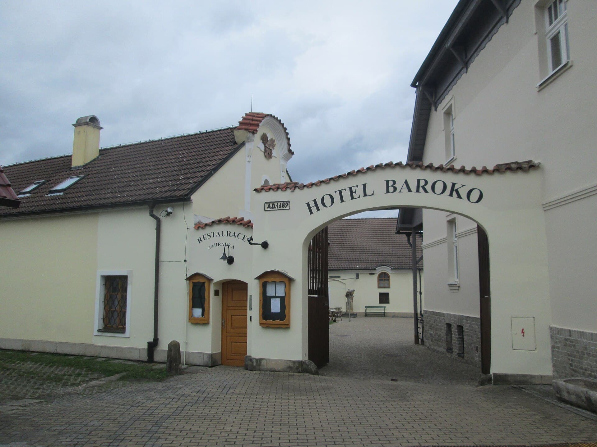 Hotel Baroko (via Wikimedia Commons, CC BY-SA 4.0)