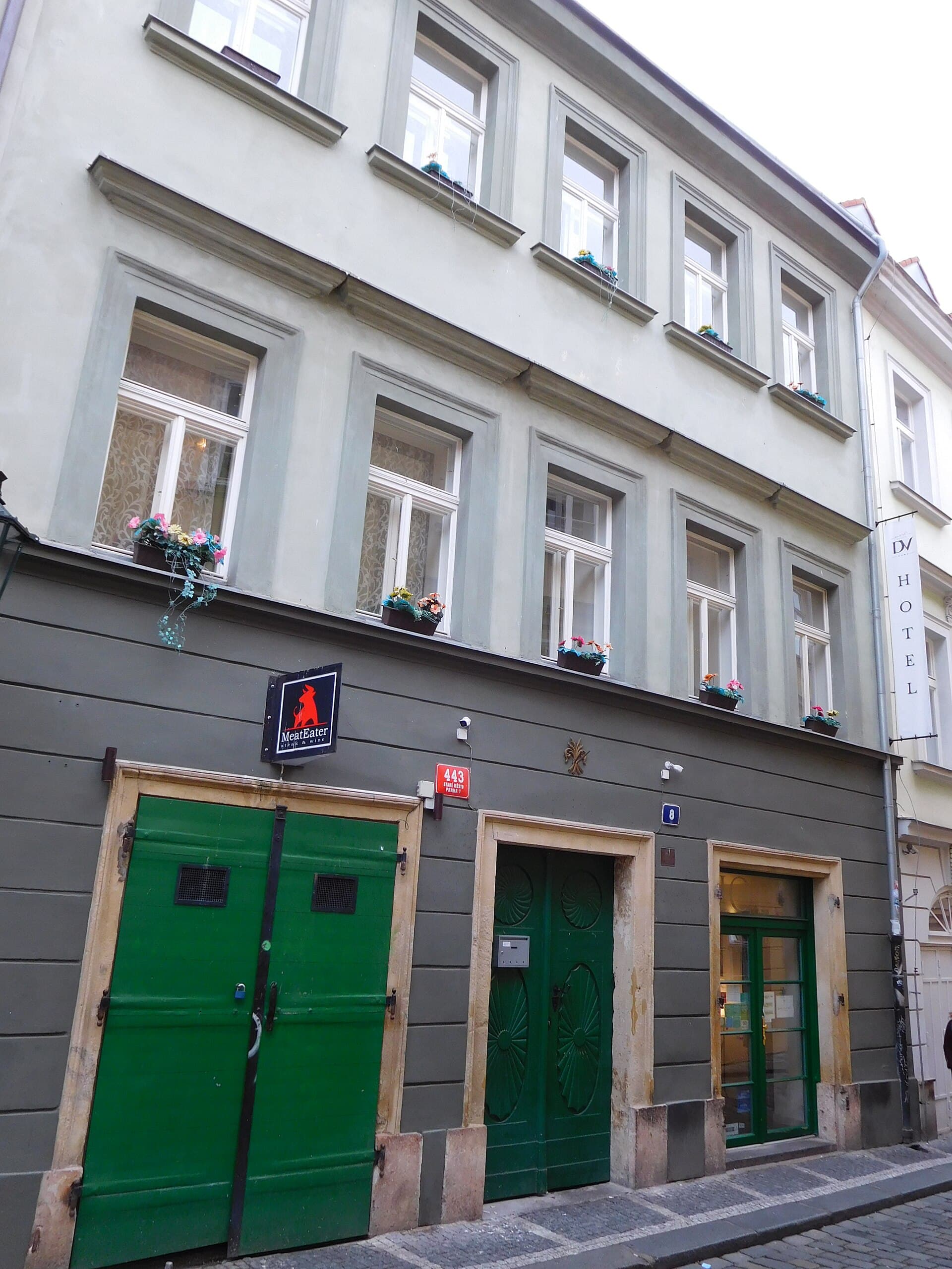 Dolce Vita Suites (via Wikimedia Commons, CC BY-SA 3.0)
