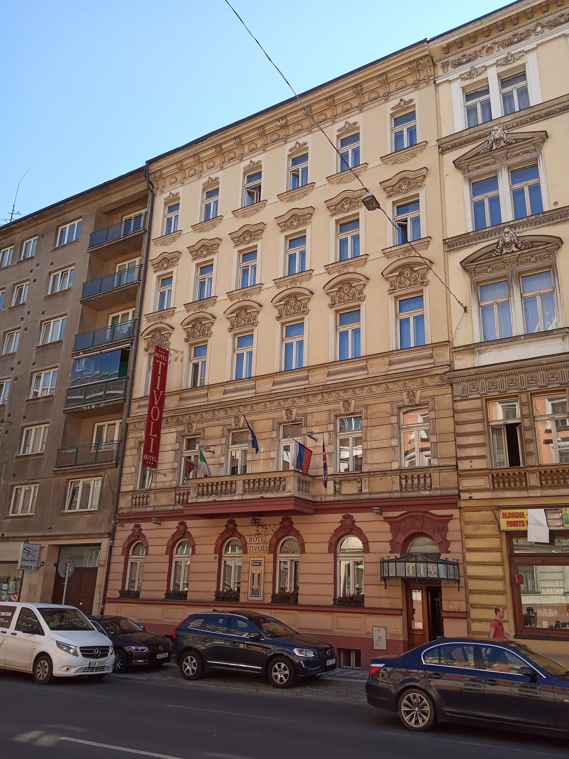 Hotel Tivoli (via Wikimedia Commons, CC BY-SA 3.0)