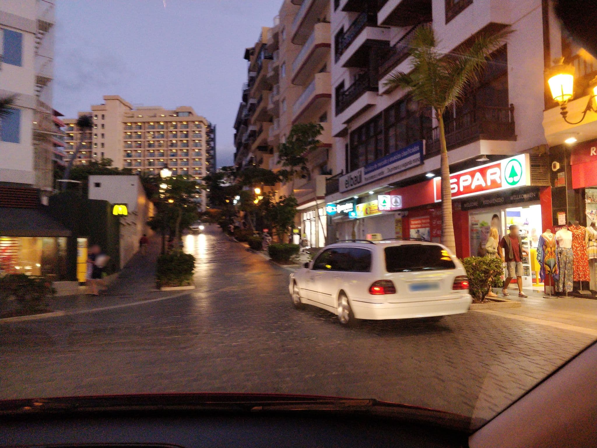 Street view near Hotel Catalonia Las Vegas, Puerto de la Cruz — © cronoser (CC BY-SA · Mapillary)