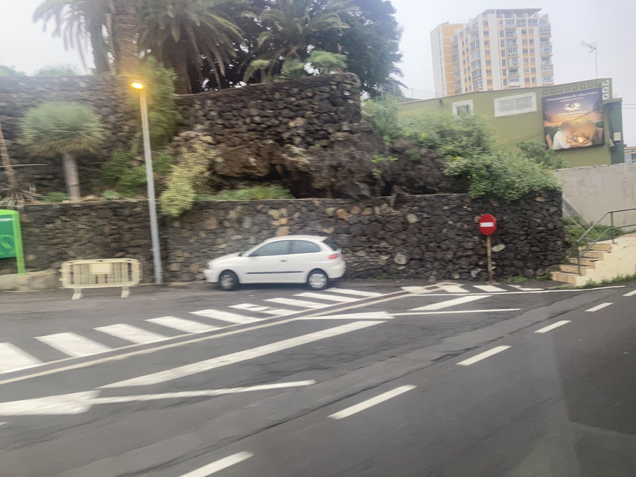 Street view near Parada De Guaguas Apartamentos El Risco, Puerto de la Cruz — © tasmaniadevil (CC BY-SA · Mapillary)
