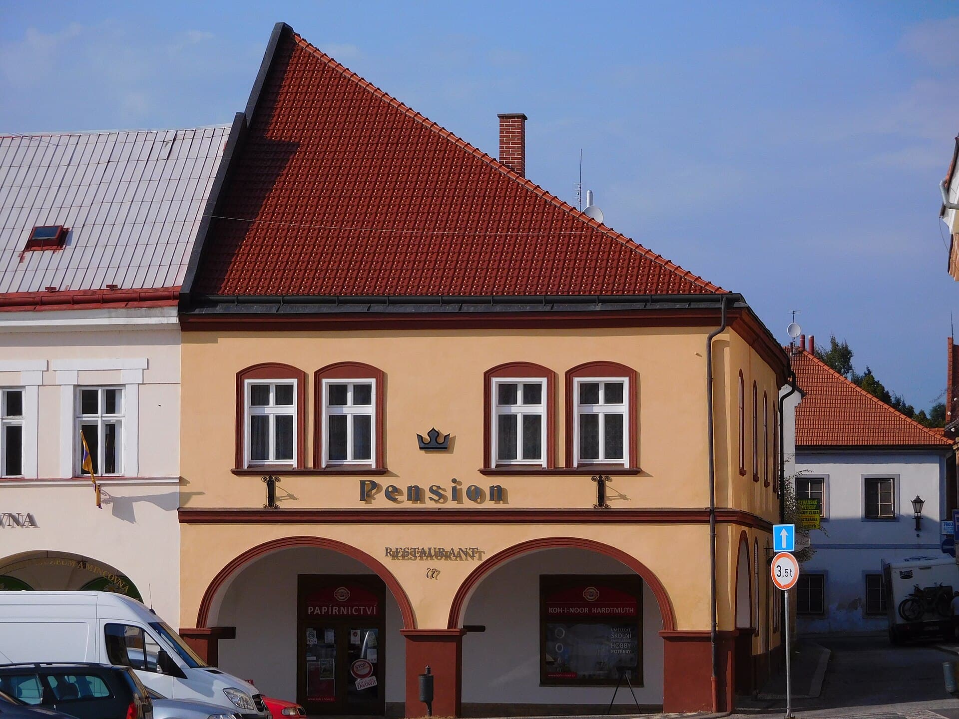Penzion u České Koruny (via Wikimedia Commons, CC BY-SA 4.0)