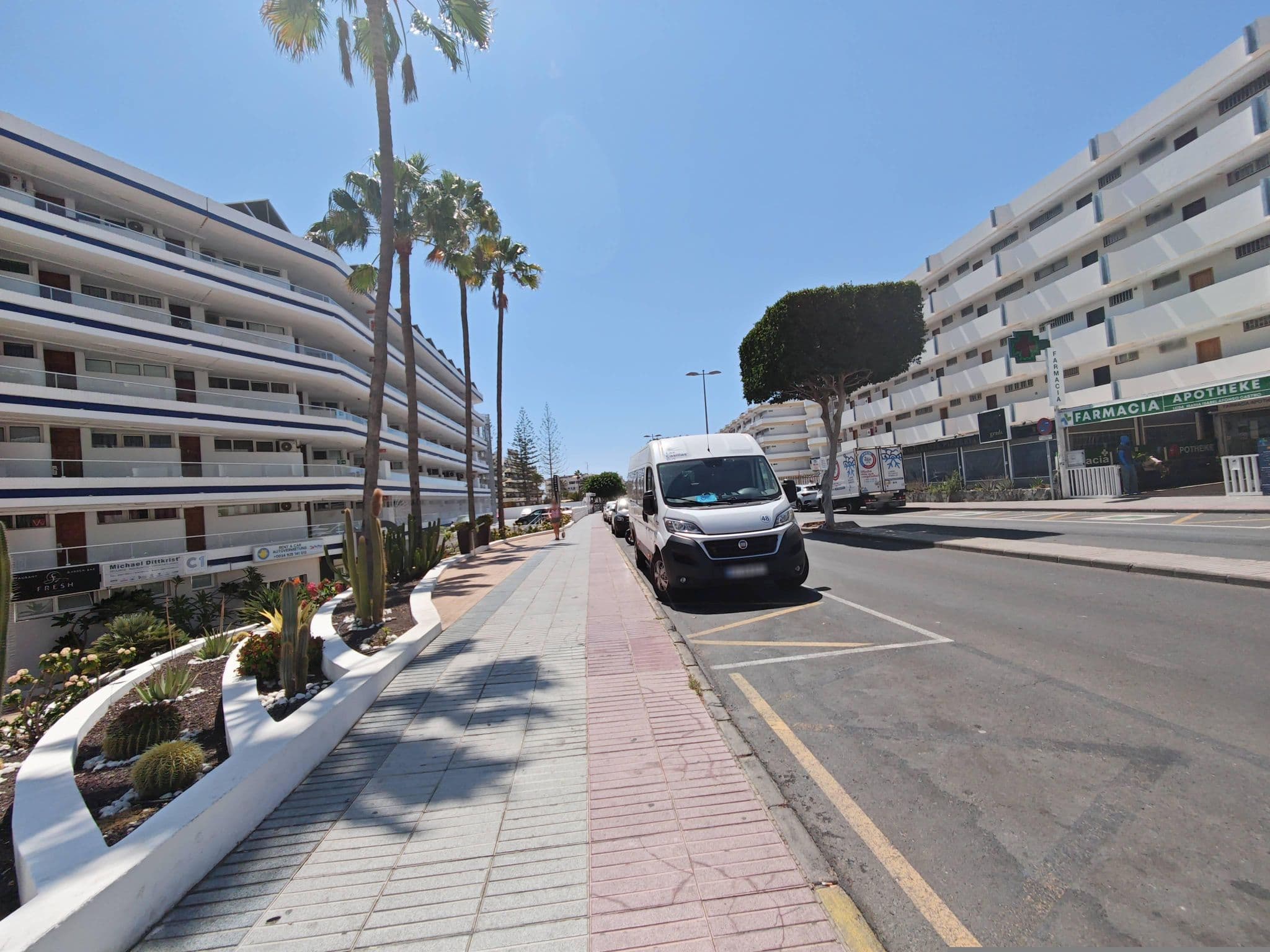Street view near apartamentos Tamaran, Playa del Ingles — © qungo (CC BY-SA · Mapillary)