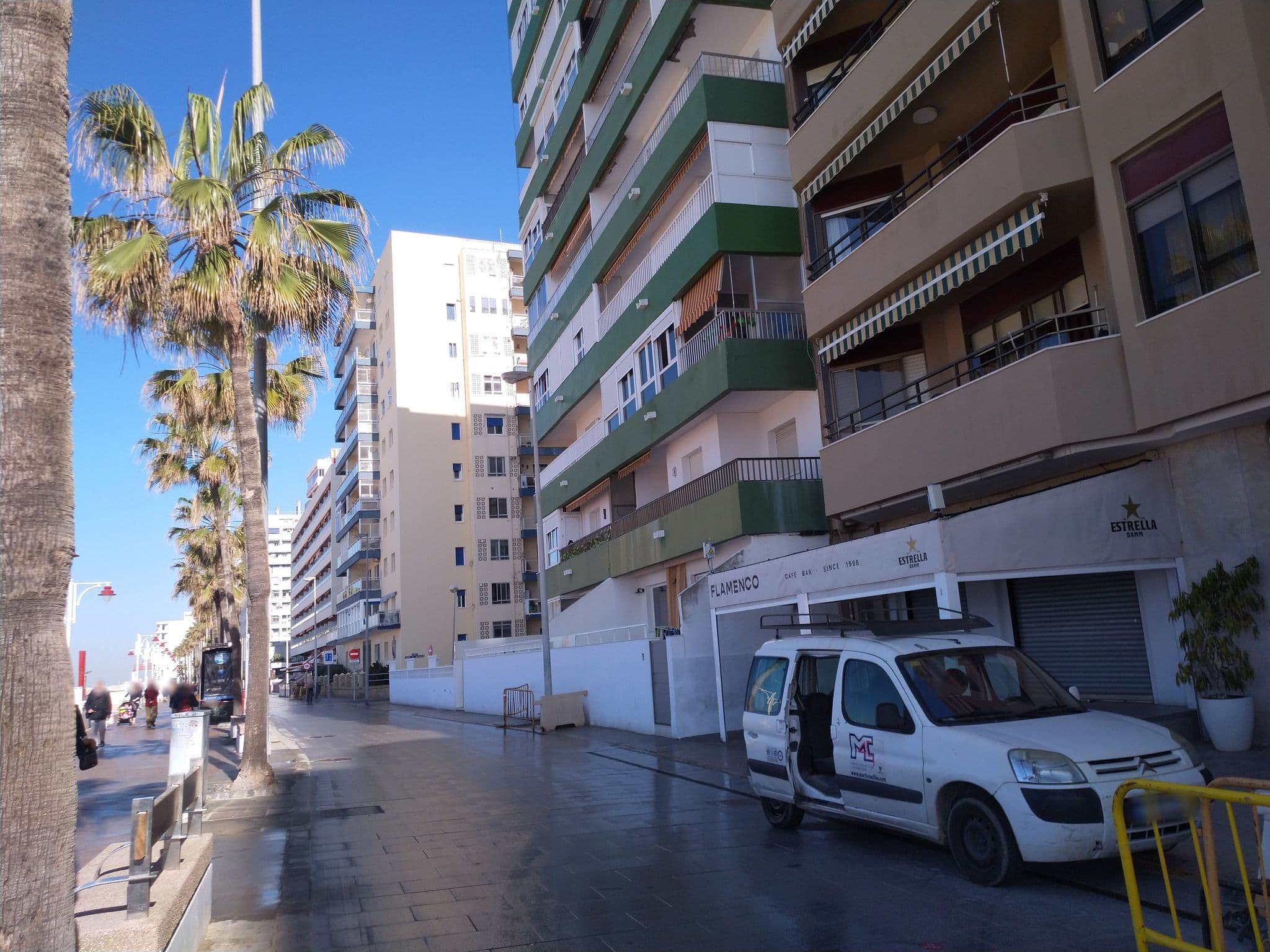 Street view near Victoria Beach Sunset Lounge, Cadiz — © pablopita (CC BY-SA · Mapillary)
