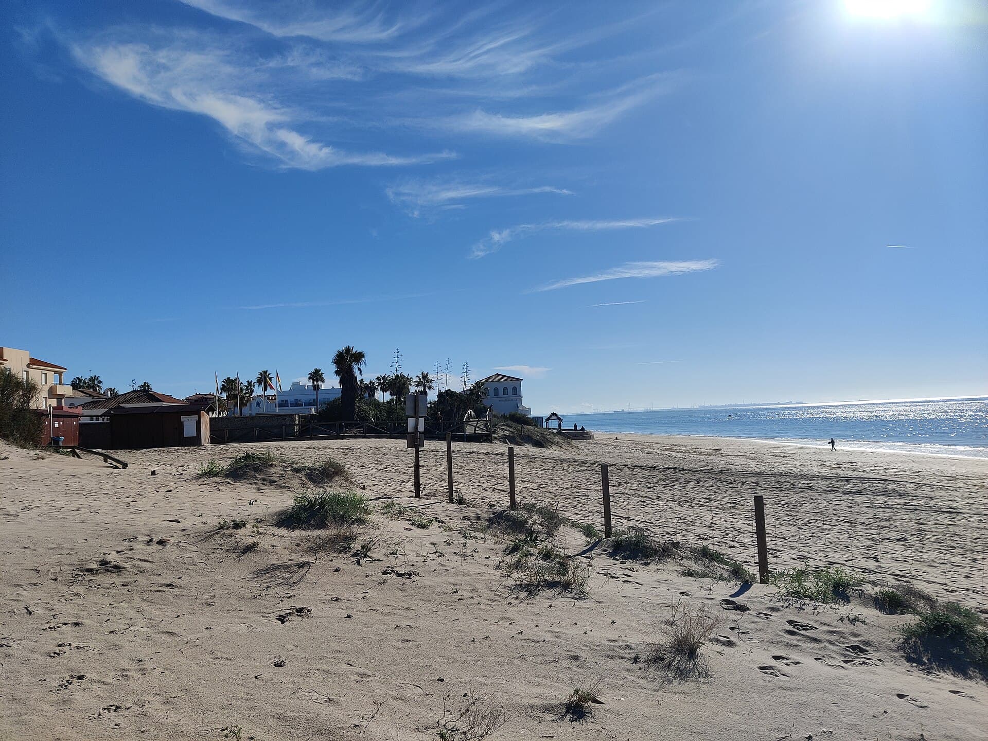 Hotel Playa De La Luz (via Wikimedia Commons, CC BY-SA 4.0)