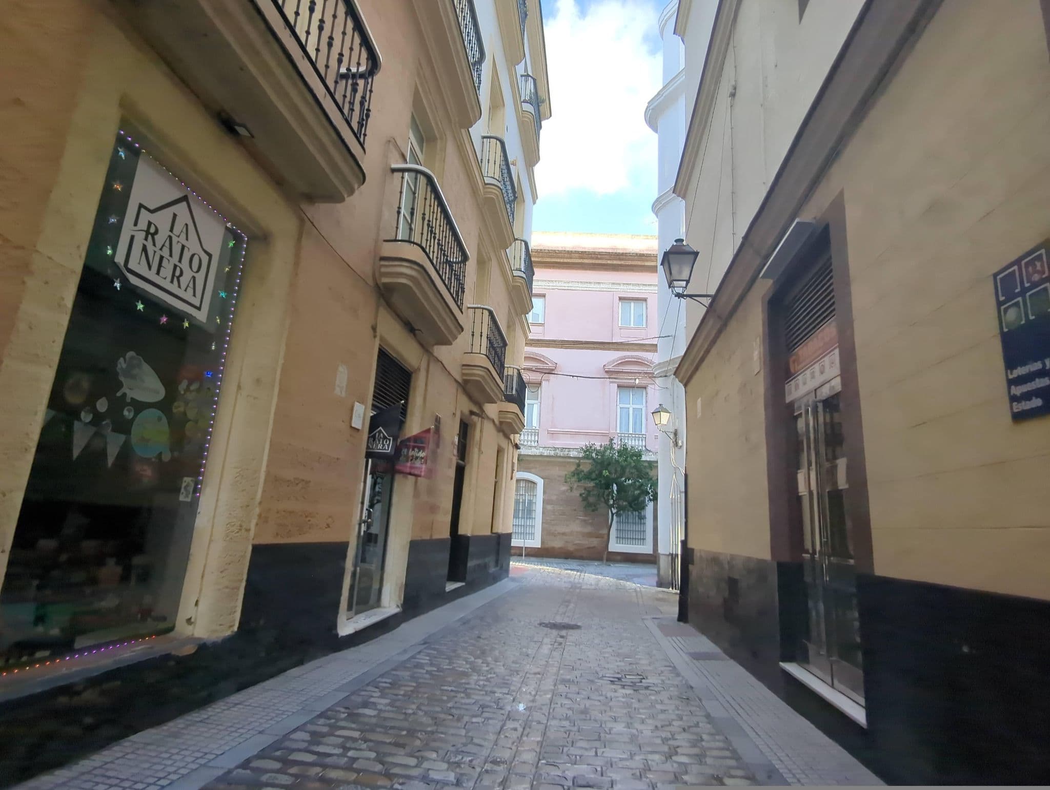 Street view near Plazuela Del Carbon Suites, Cadiz — © miguel_andrade (CC BY-SA · Mapillary)
