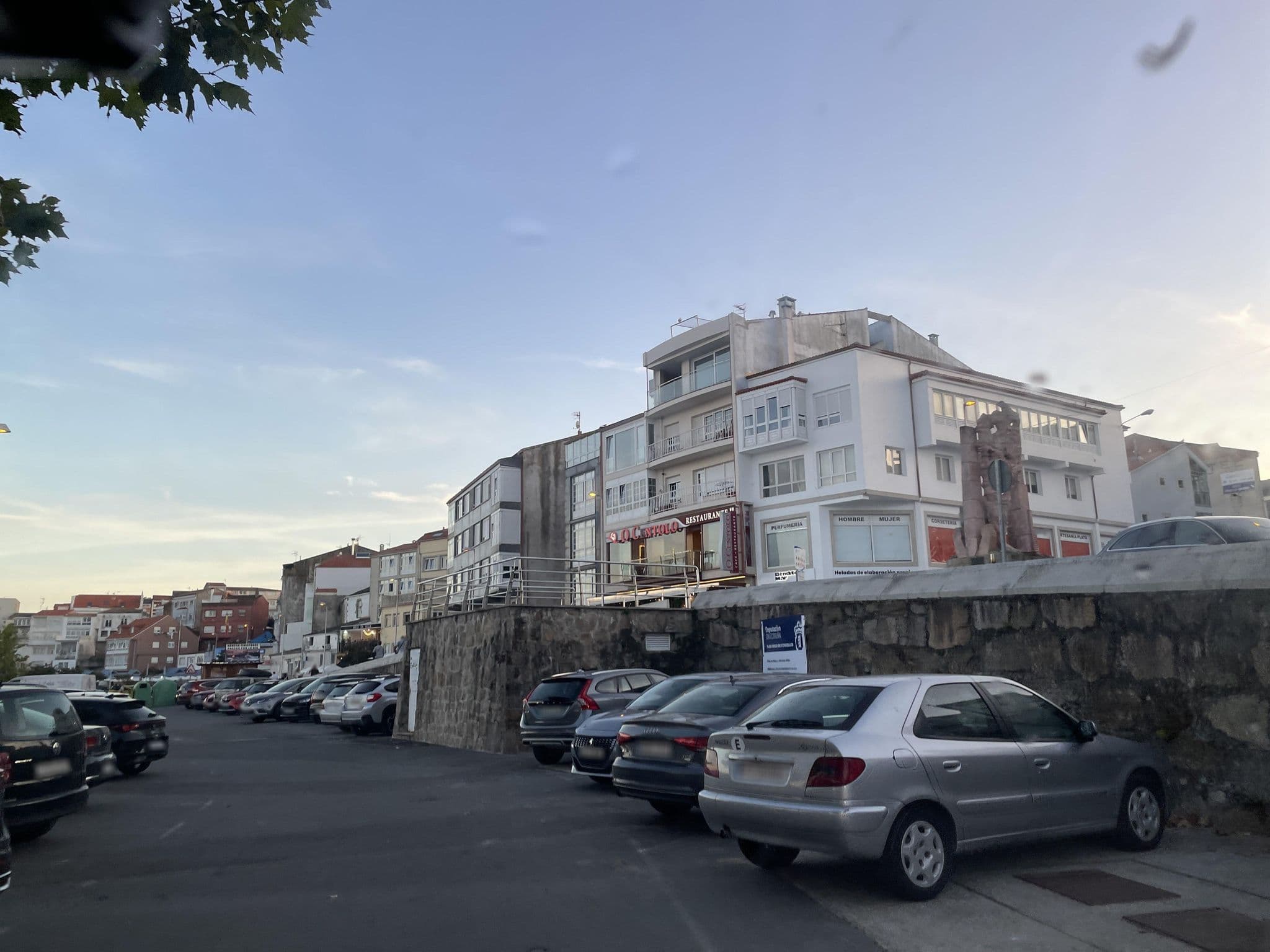 Street view near Apartamentos Varadero Fisterra, Fisterra — © seraq (CC BY-SA · Mapillary)