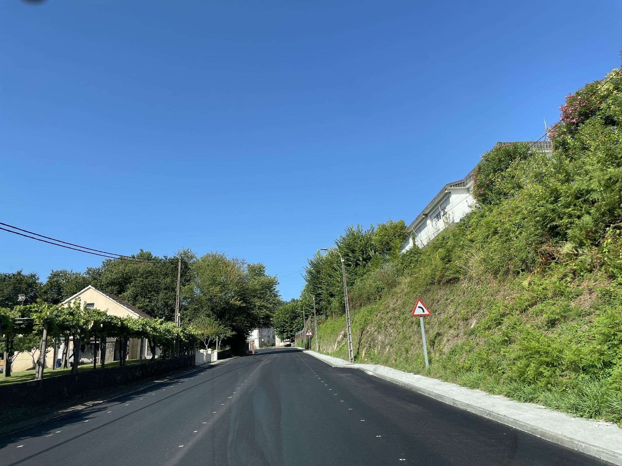 Street view near Hostal Montreal, Outes — © seraq (CC BY-SA · Mapillary)