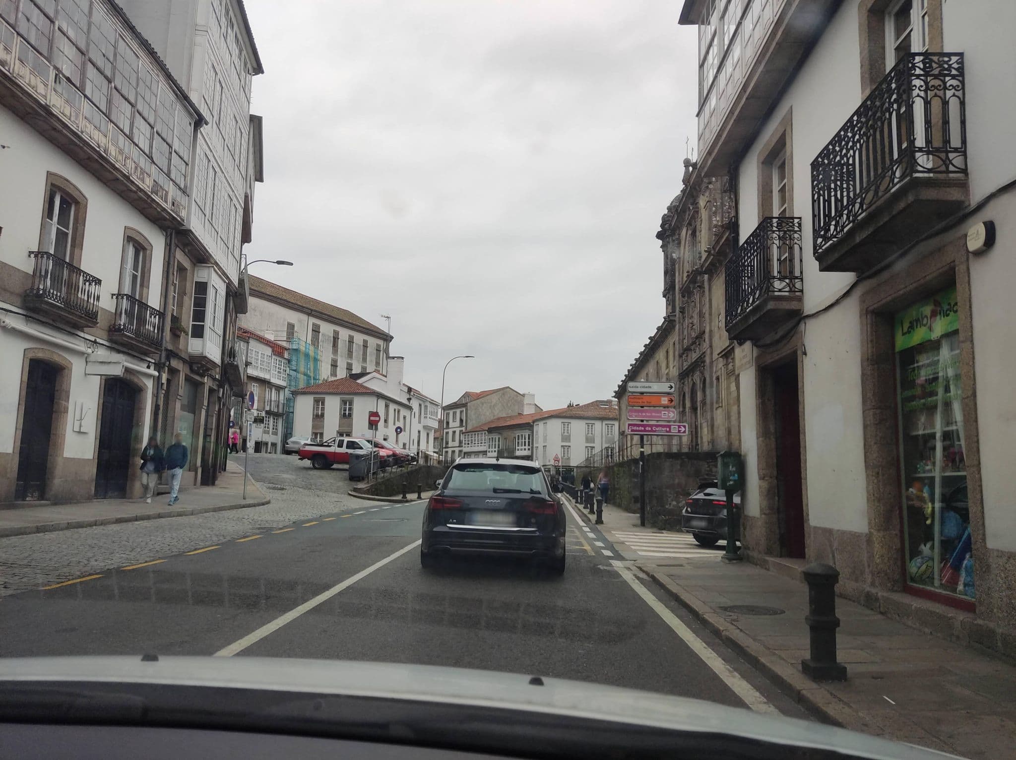 Street view near Hotel Tránsito dos Gramáticos, Santiago de Compostela — © mCalle (CC BY-SA · Mapillary)