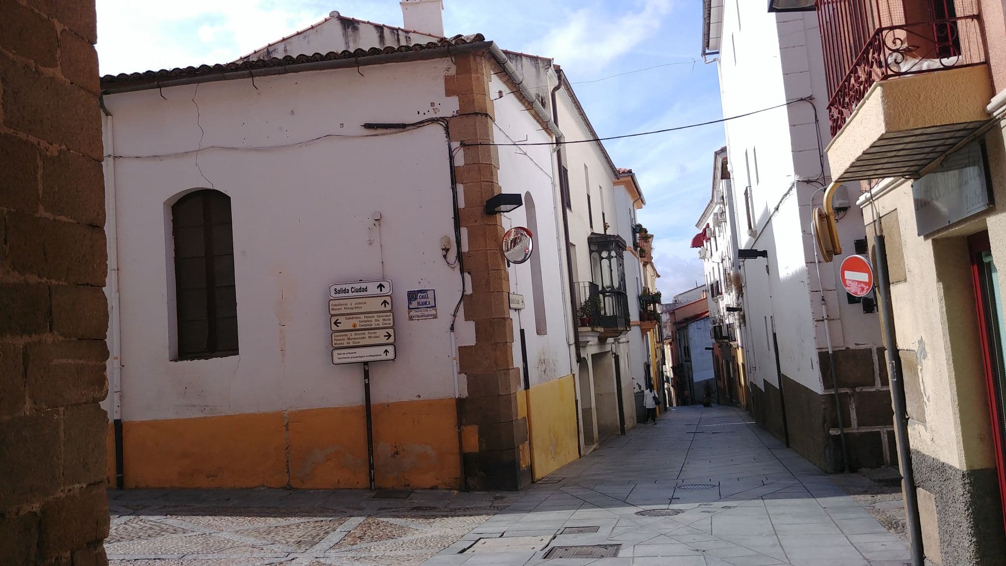 Street view near Apartamentos Turisticos Doña Maria la Brava, Plasencia — © multimodaal (CC BY-SA · Mapillary)