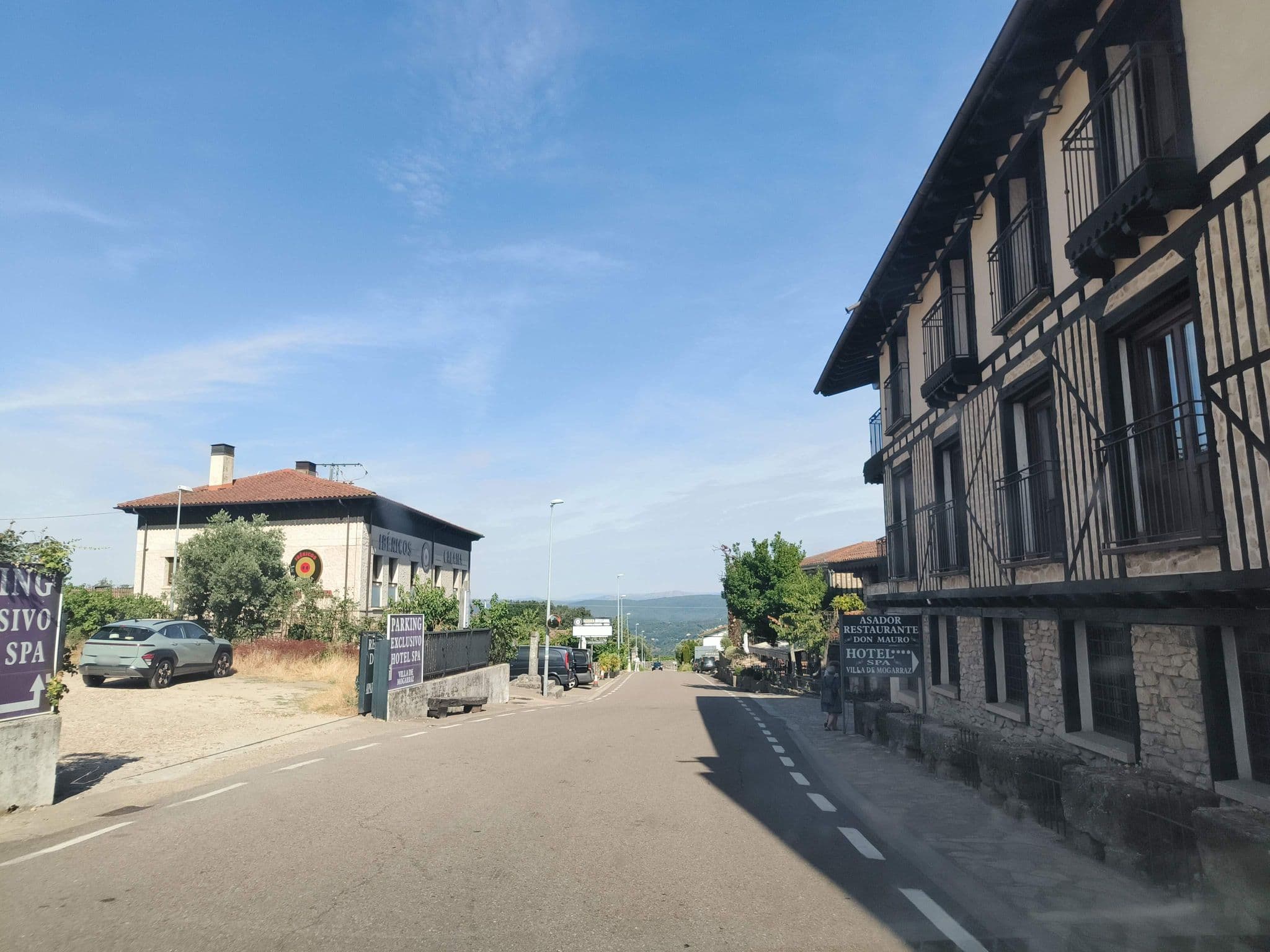 Street view near Hotel Spa Villa de Mogarraz, La Alberca — © sanchi (CC BY-SA · Mapillary)