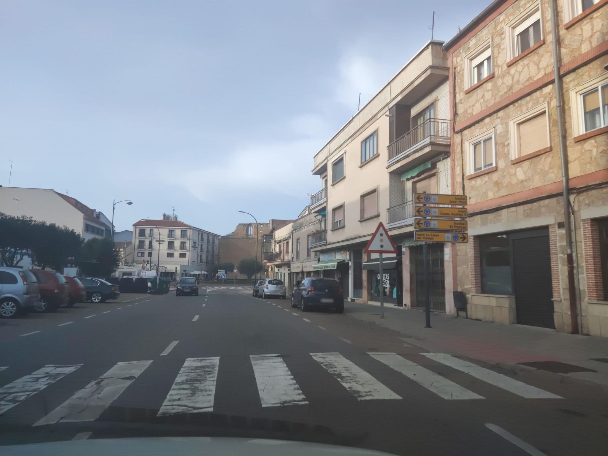 Street view near Hotel Blanco, Ciudad Rodrigo — © sanchi (CC BY-SA · Mapillary)