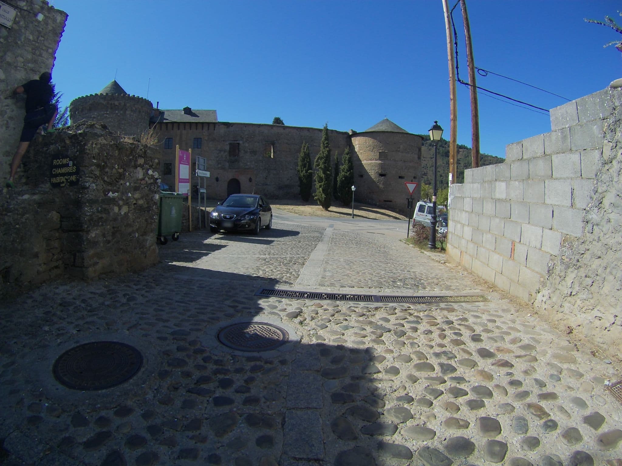 Street view near Albergue Ave Fenix, Villafranca del Bierzo — © camperxr (CC BY-SA · Mapillary)