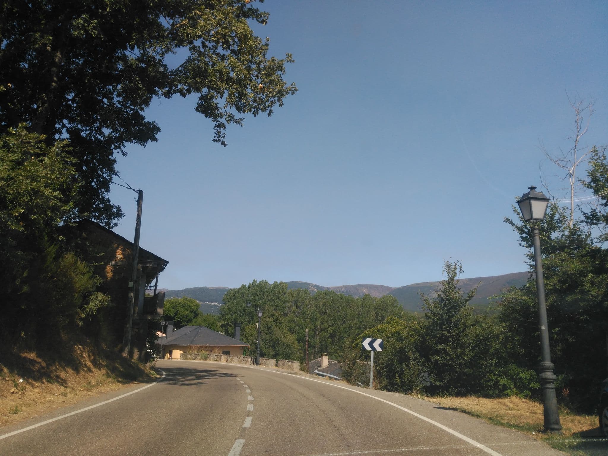 Street view near Los Chanos, Galende — © sanchi (CC BY-SA · Mapillary)