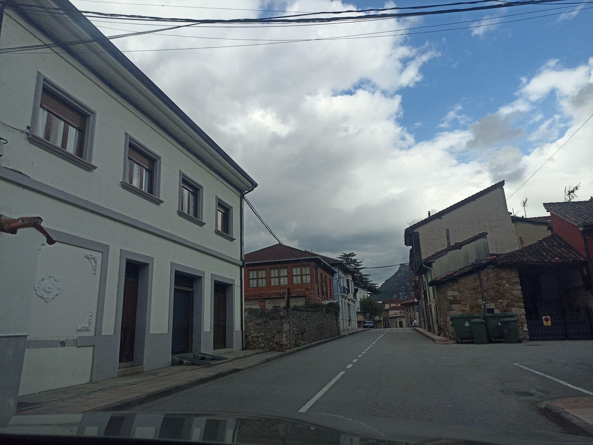 Street view near Apartamentos Rurales la Escanda, Castandiello — © toniserra (CC BY-SA · Mapillary)