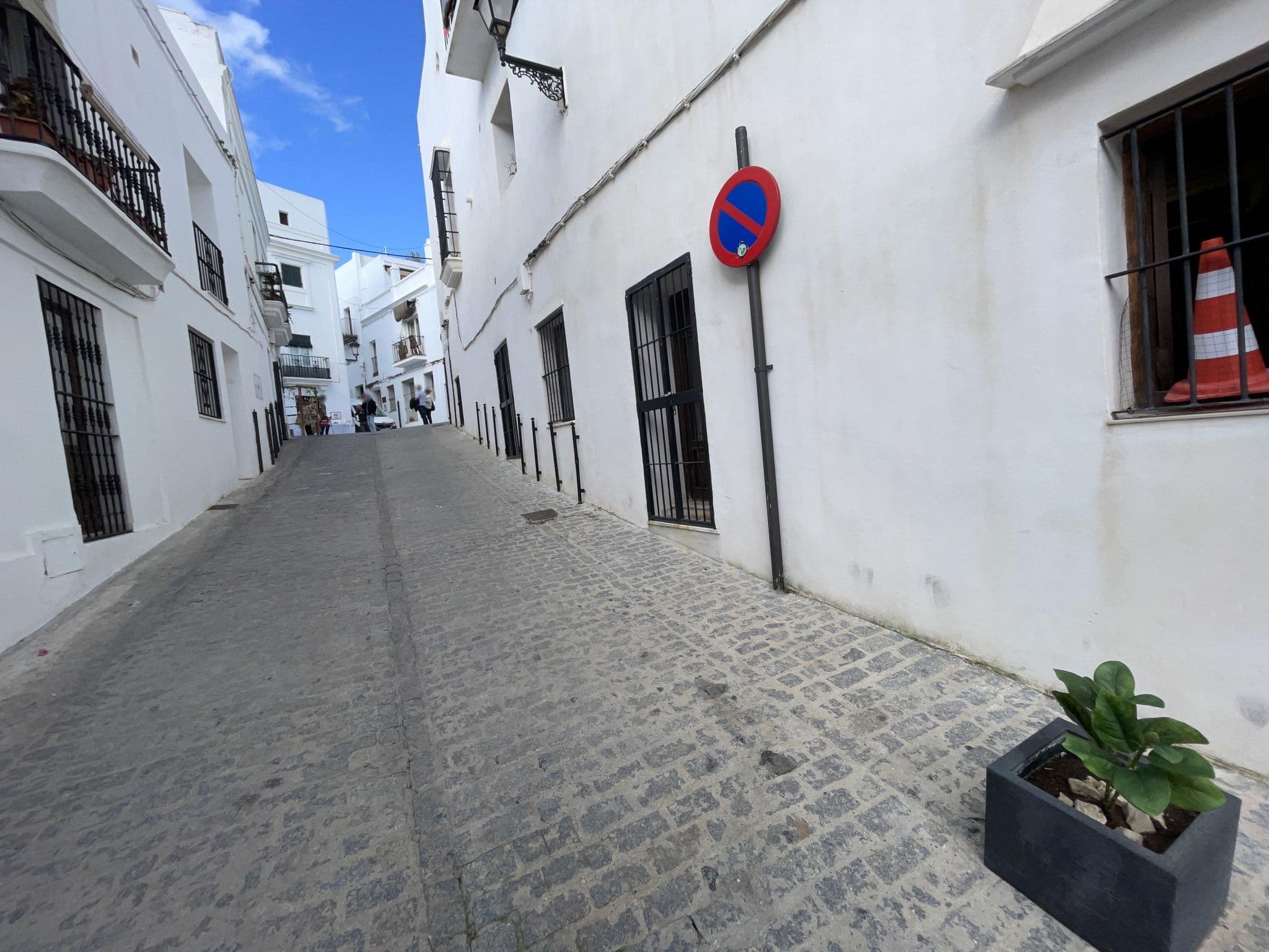 Street view near Apartamentos Reysan, Vejer de la Frontera — © seraq (CC BY-SA · Mapillary)
