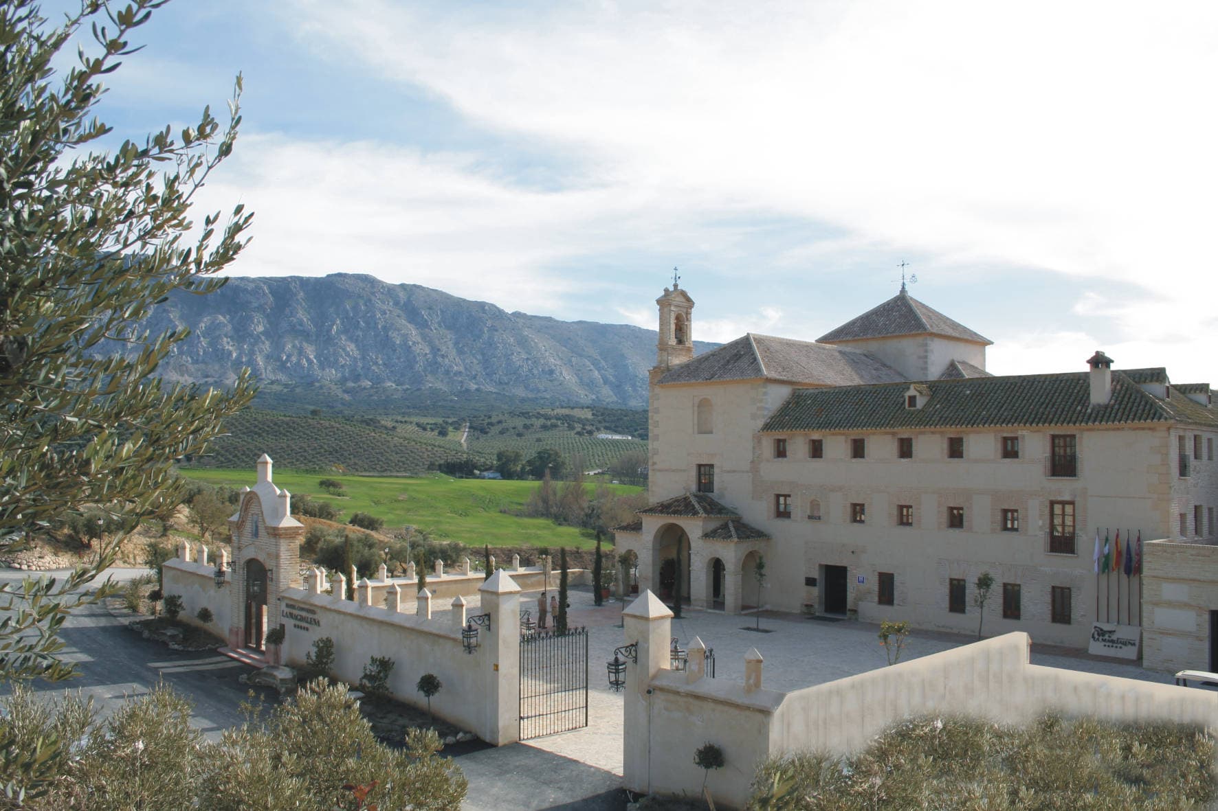 Hotel Convento La Magdalena (via Wikimedia Commons, CC BY-SA 3.0)
