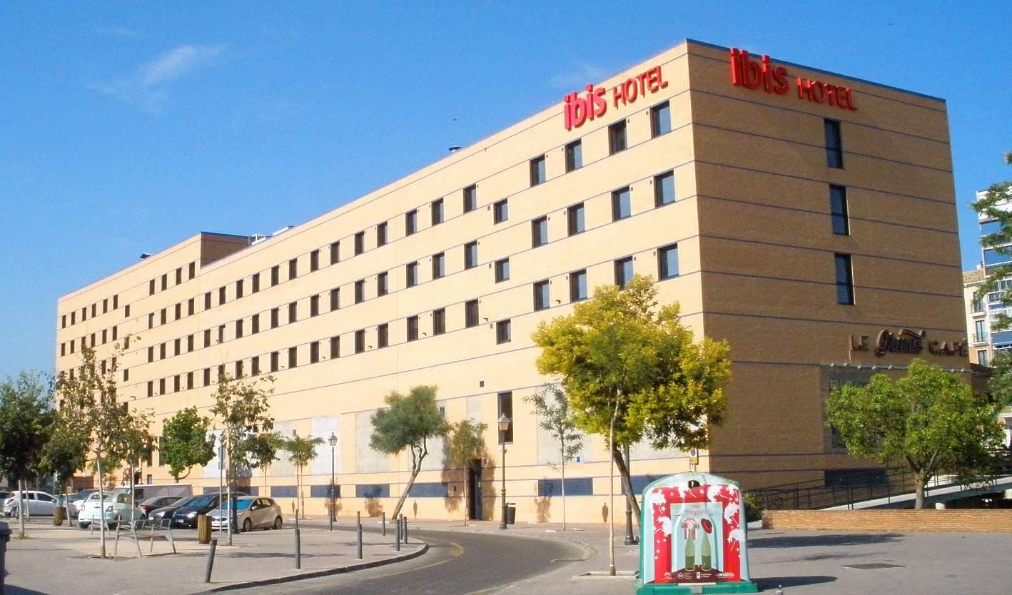 Hotel Ibis Málaga Centro Ciudad (via Wikimedia Commons, CC0)