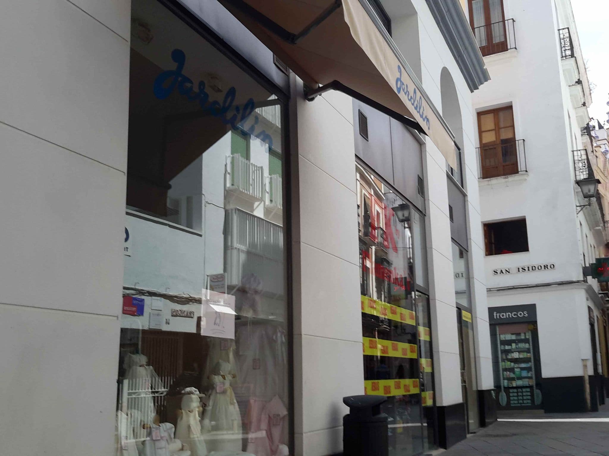 Street view near Apartamentos las Casas del Salvador, Sevilla — © xurxosanz (CC BY-SA · Mapillary)