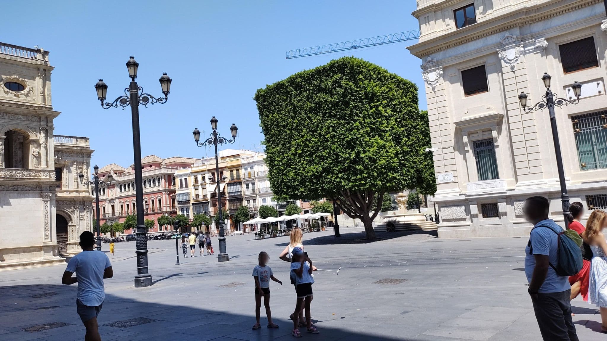 Street view near Querencia Rooftop Bar & Pool, Sevilla — © rsandu (CC BY-SA · Mapillary)