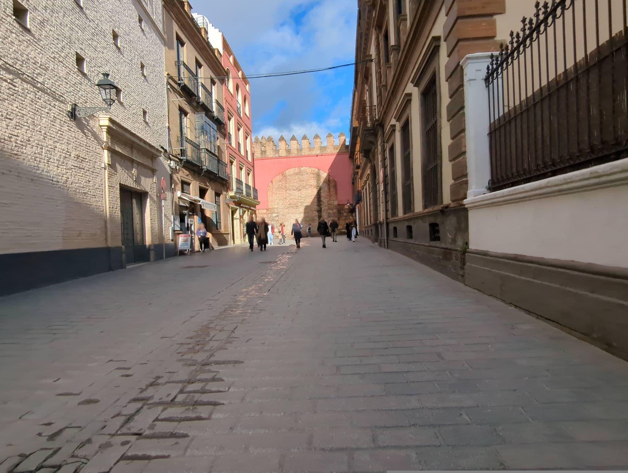 Street view near Vincent Van Gogh Hotel, Sevilla — © miguel_andrade (CC BY-SA · Mapillary)