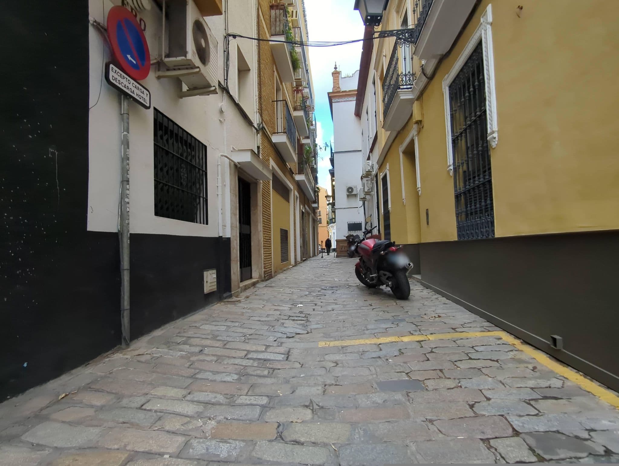 Street view near Hostal Aguilas, Sevilla — © miguel_andrade (CC BY-SA · Mapillary)